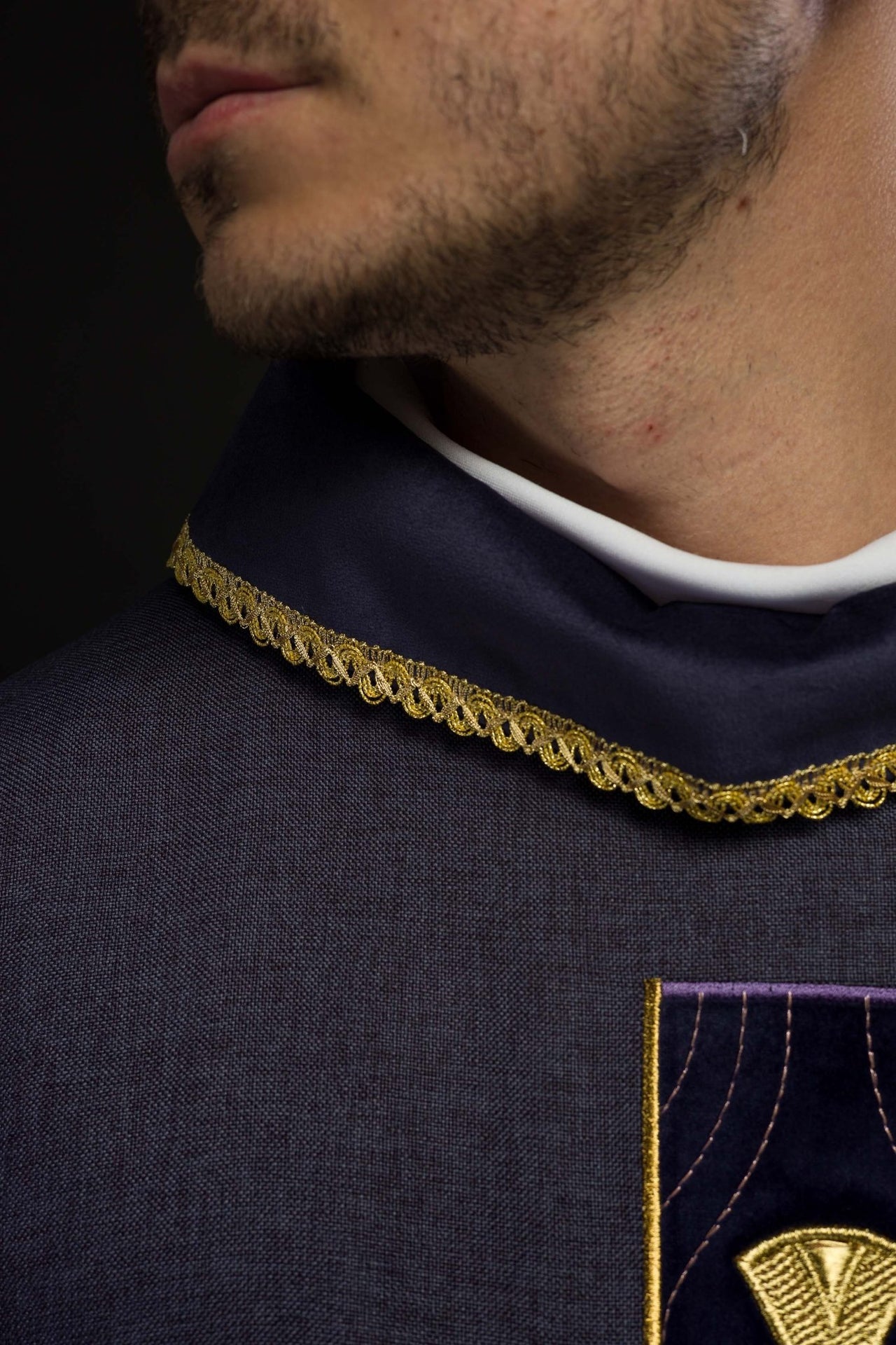 Ornat w haftowane złote krzyże i lamówkę na kołnierzu w kolorze fioletowym