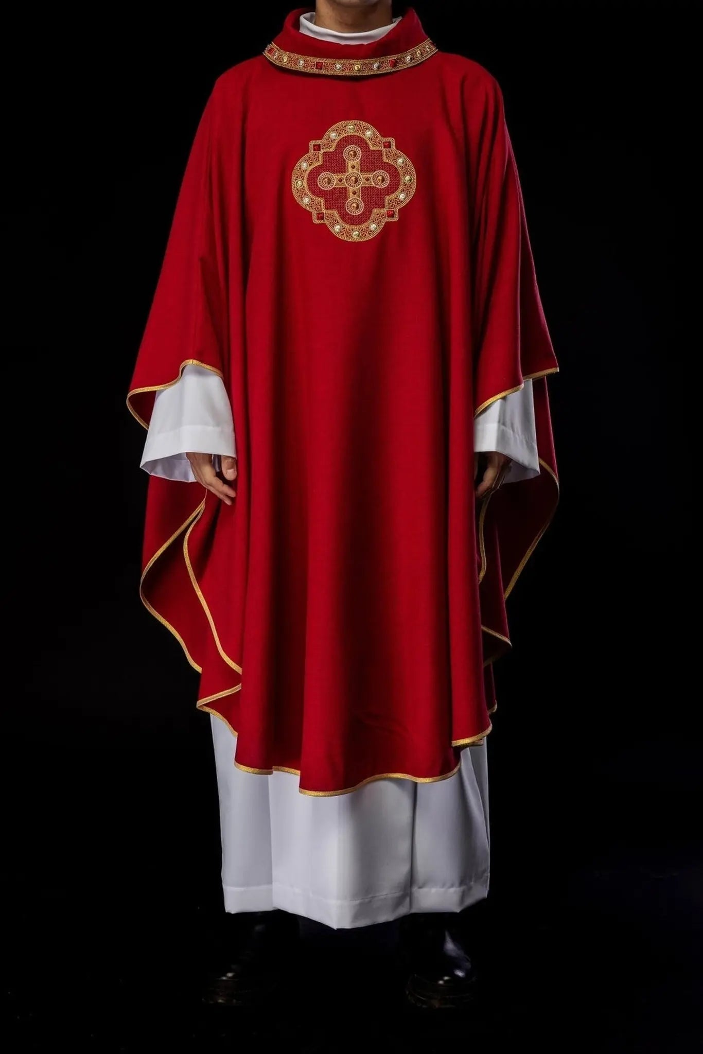 Chasuble in red with embroidered piping on the collar and around the embroidery of the cross