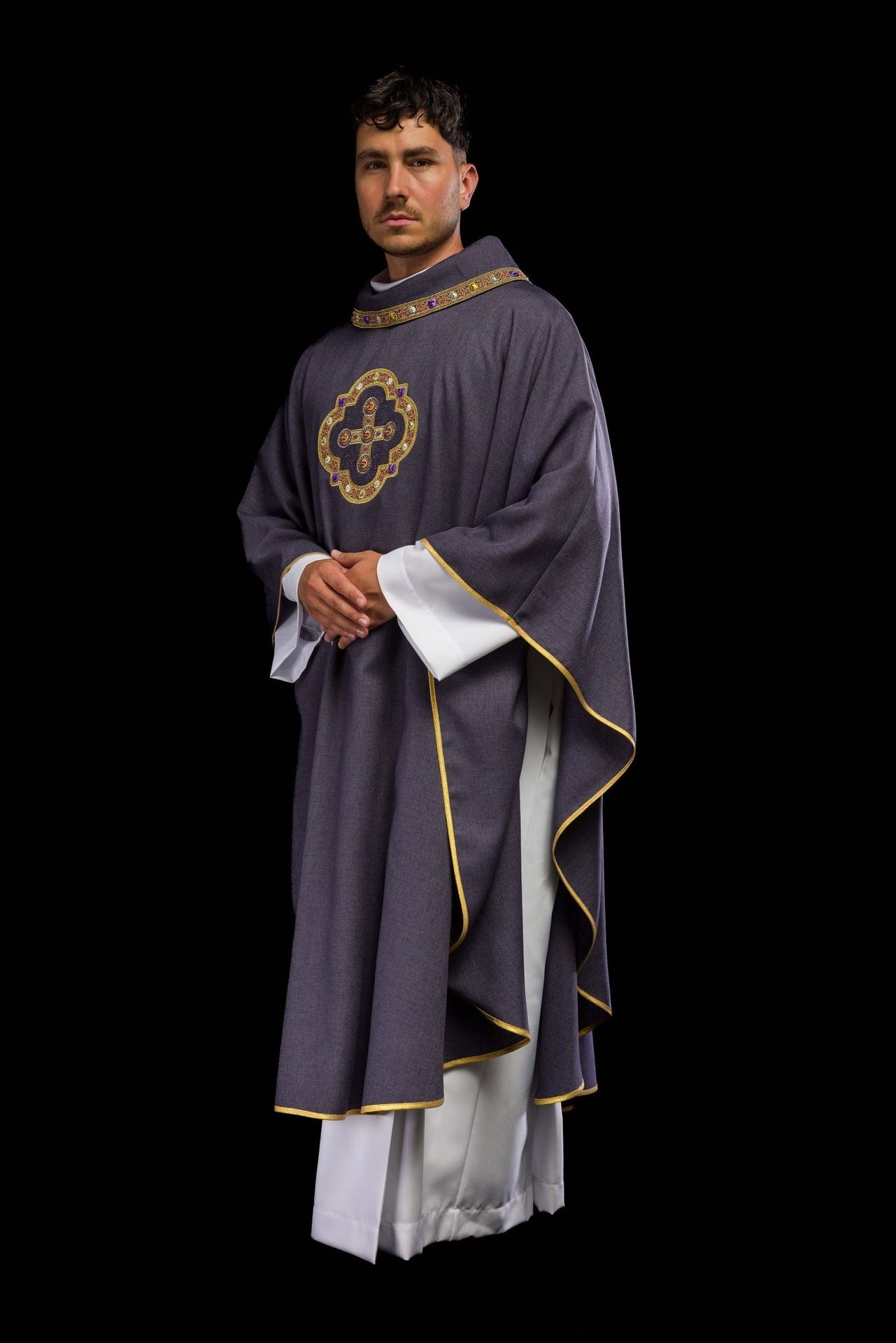 Ornat w kolorze fioletowym z haftowaną lamówką na kołnierzu i wokół haftu krzyża