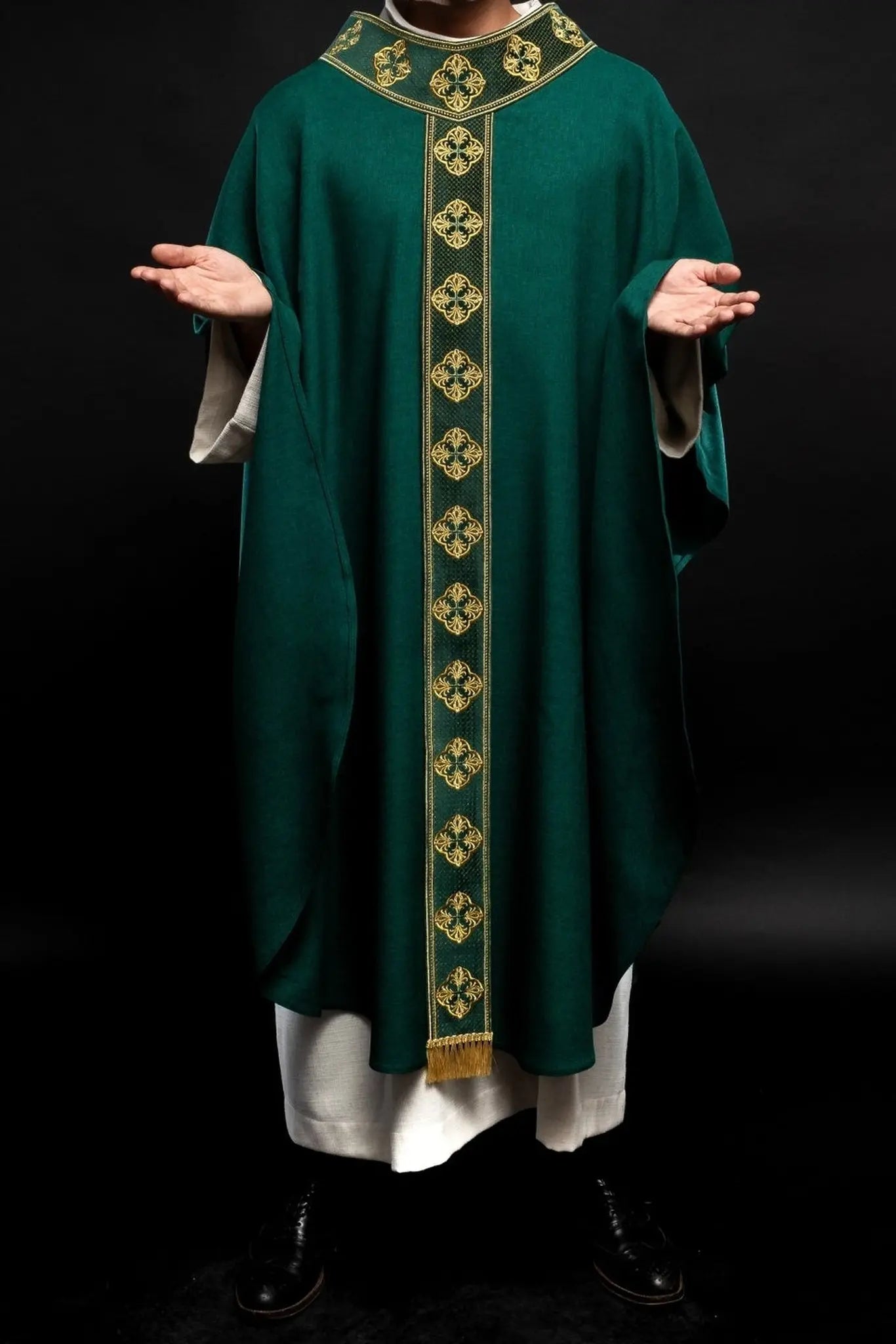 Green chasuble with embroidered belt and cross collar
