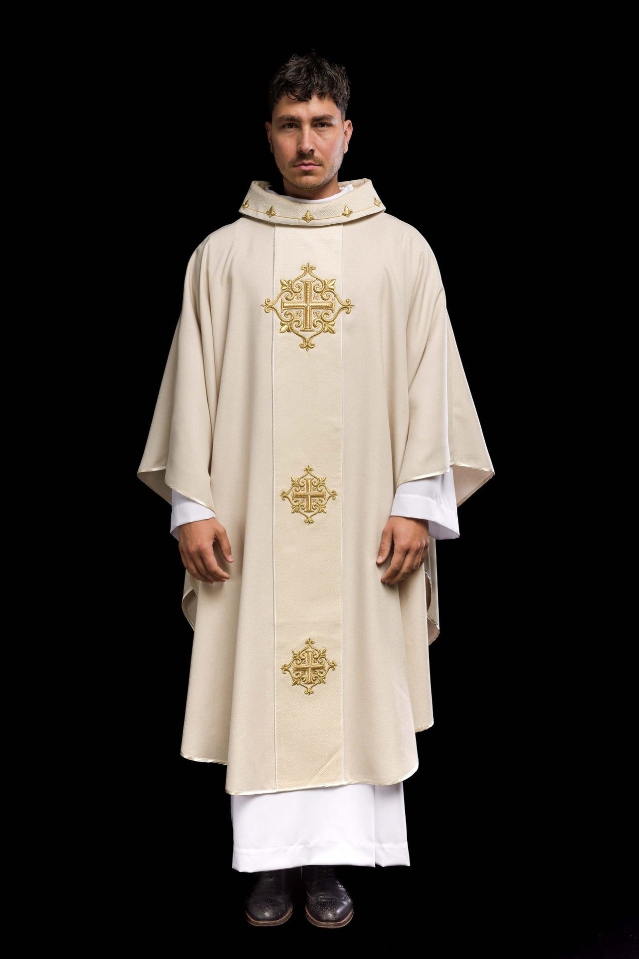 Ornat z aksamitnym ecru pasem i haftem krzyży