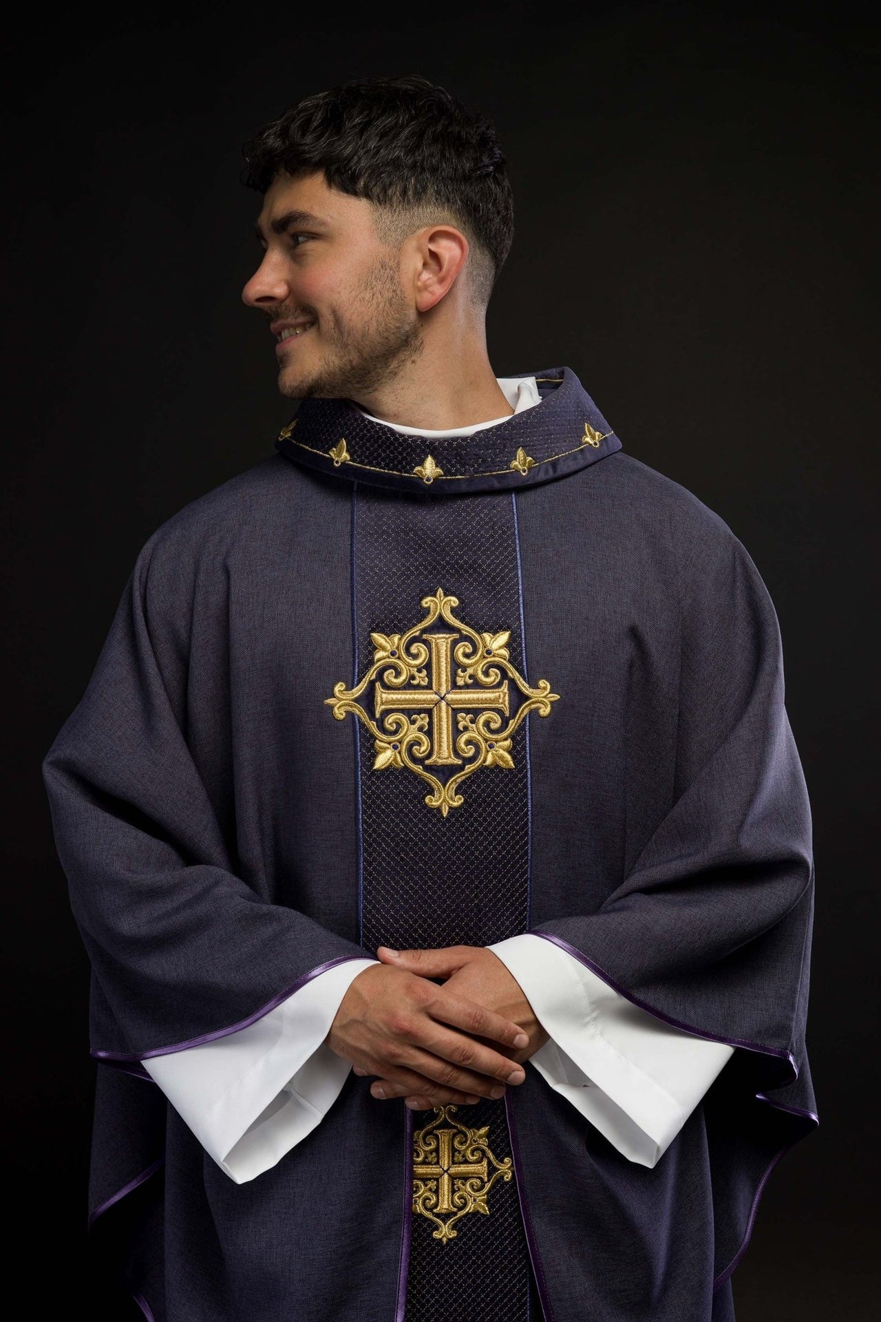 Ornat z aksamitnym fioletowym pasem i haftem krzyży