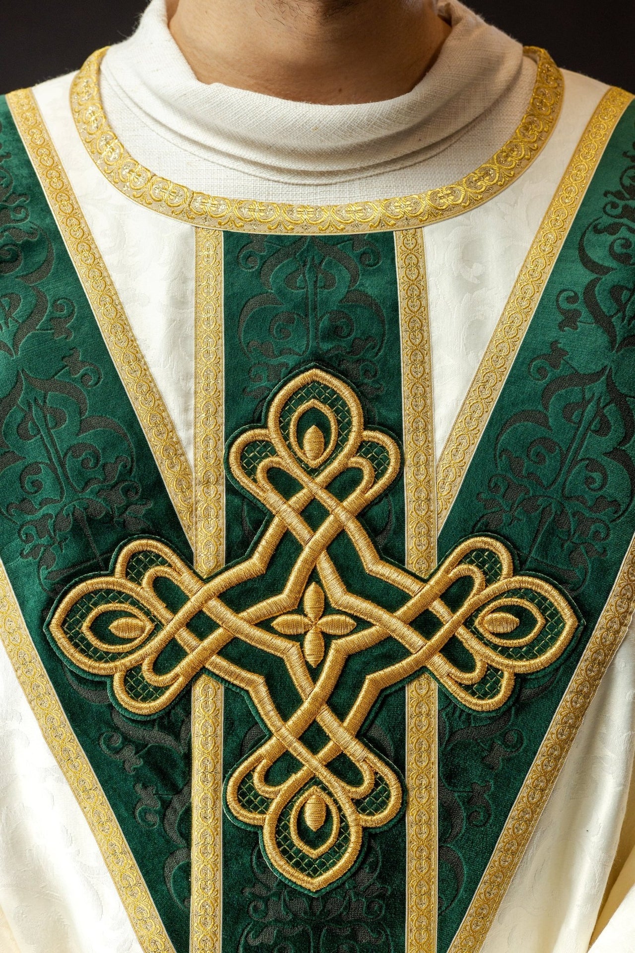 Ornat z aksamitnym pasem wykańczany ozdobnymi taśmami