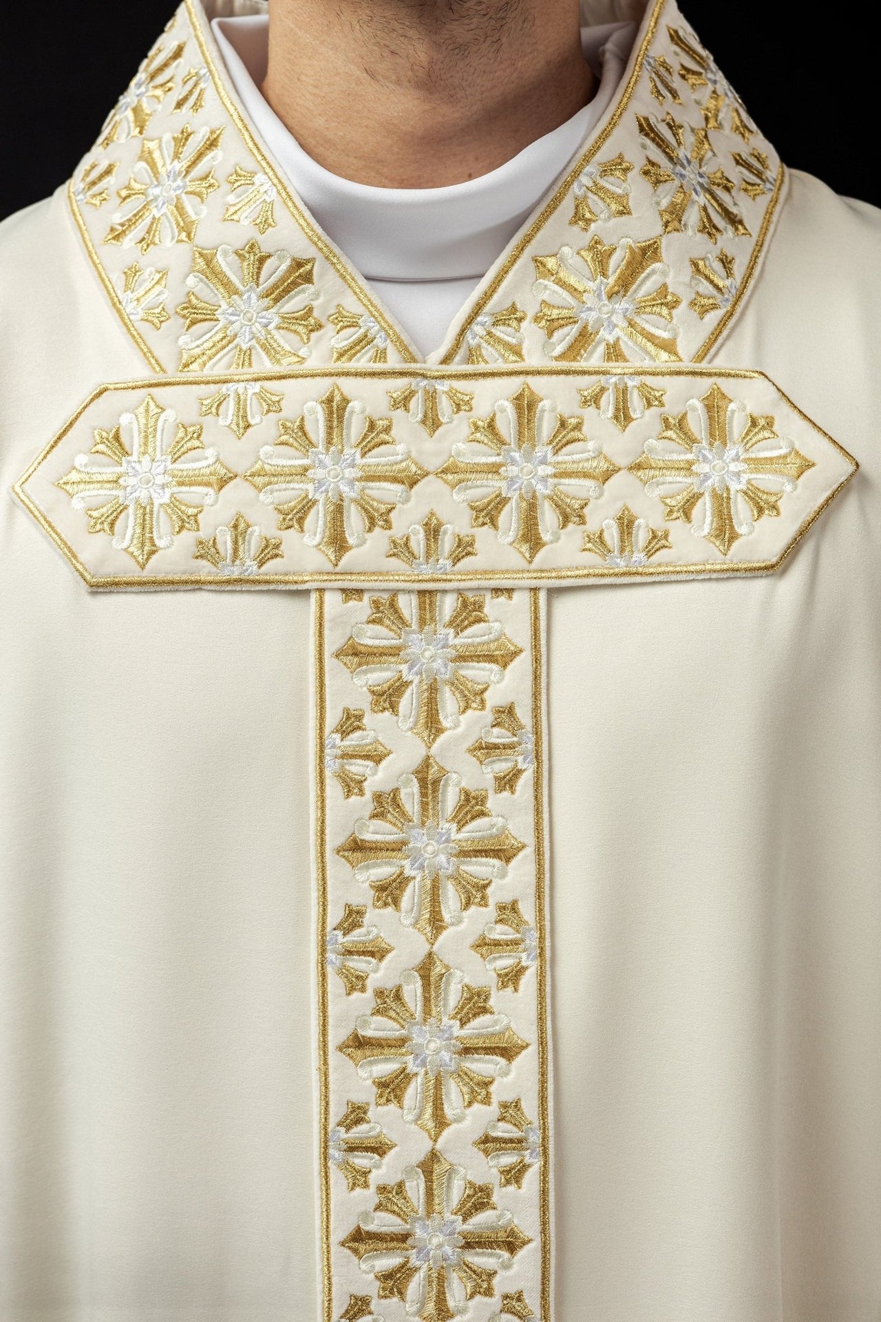 Ornat z błyszczącym haftem w kolorze ecru