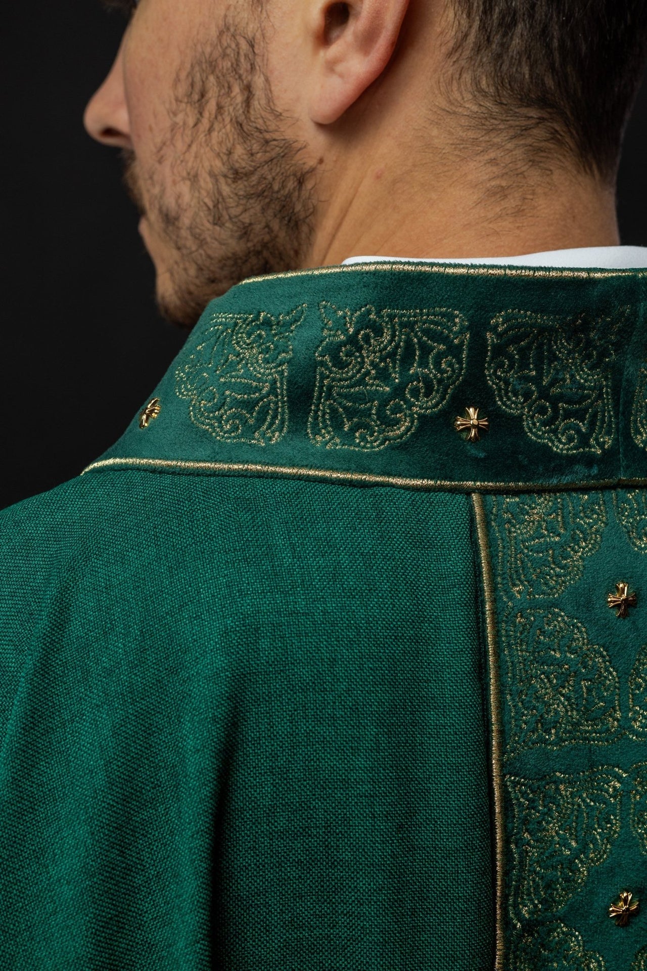Ornat z bogato haftowanym pasem i kołnierzem w kolorze zielonym