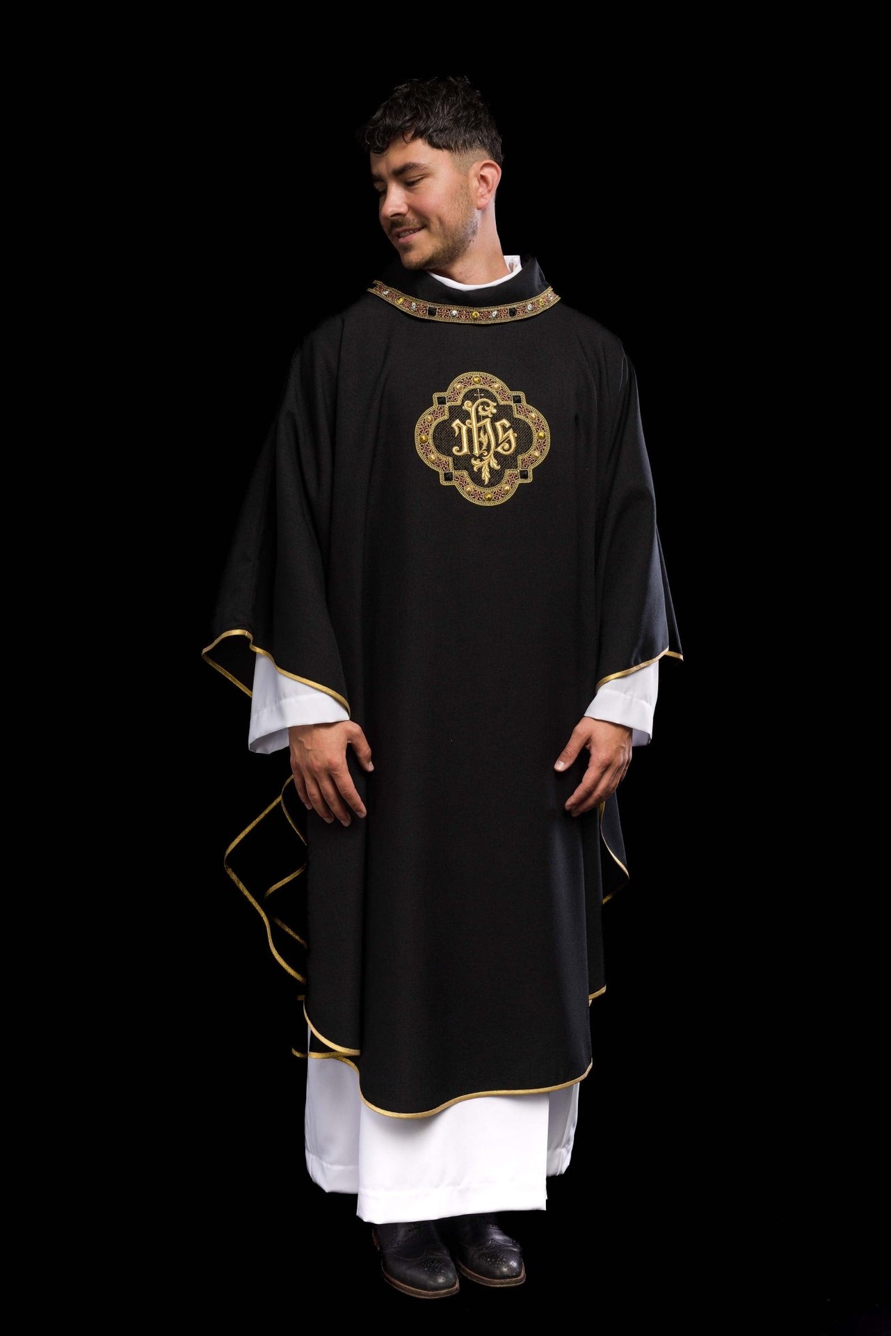 Ornat z bogato haftowanym pasem i lamówką wokół haft IHS I kołnierza w kolorze czarnym