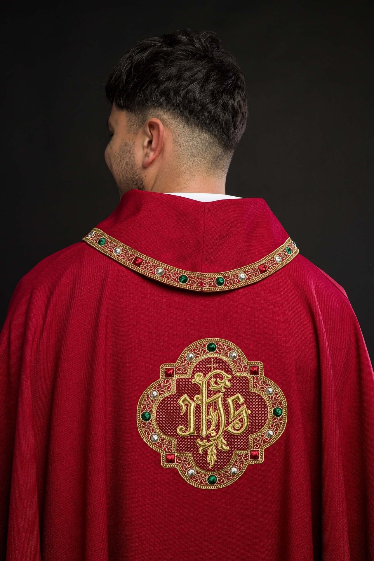 Ornat z bogato haftowanym pasem i lamówką wokół haft IHS I kołnierza w kolorze czerwonym