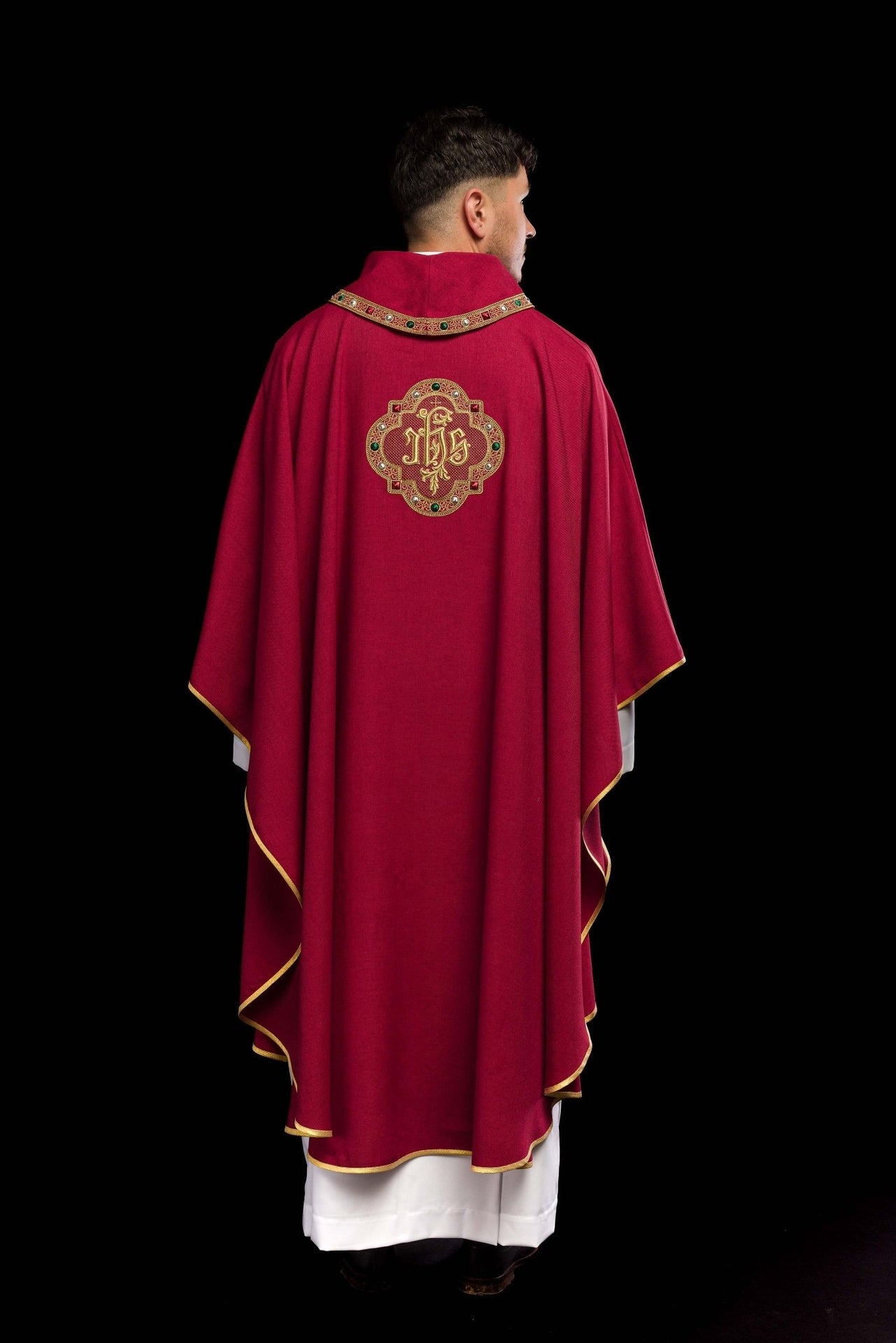 Ornat z bogato haftowanym pasem i lamówką wokół haft IHS I kołnierza w kolorze czerwonym