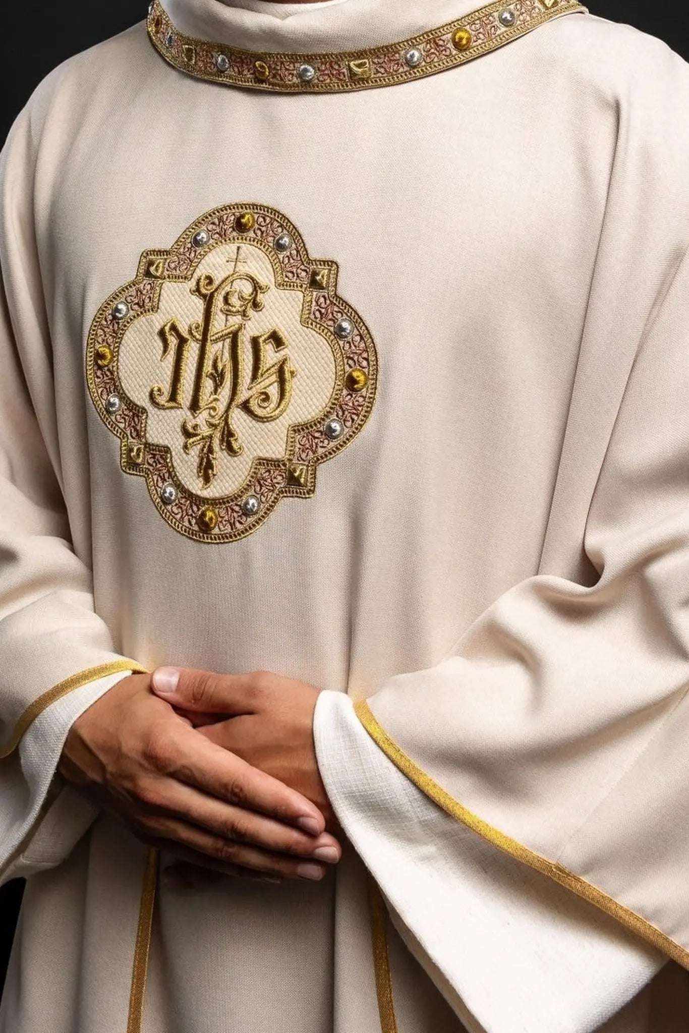 Chasuble with richly embroidered belt and piping around IHS embroidery I collar in ecru color