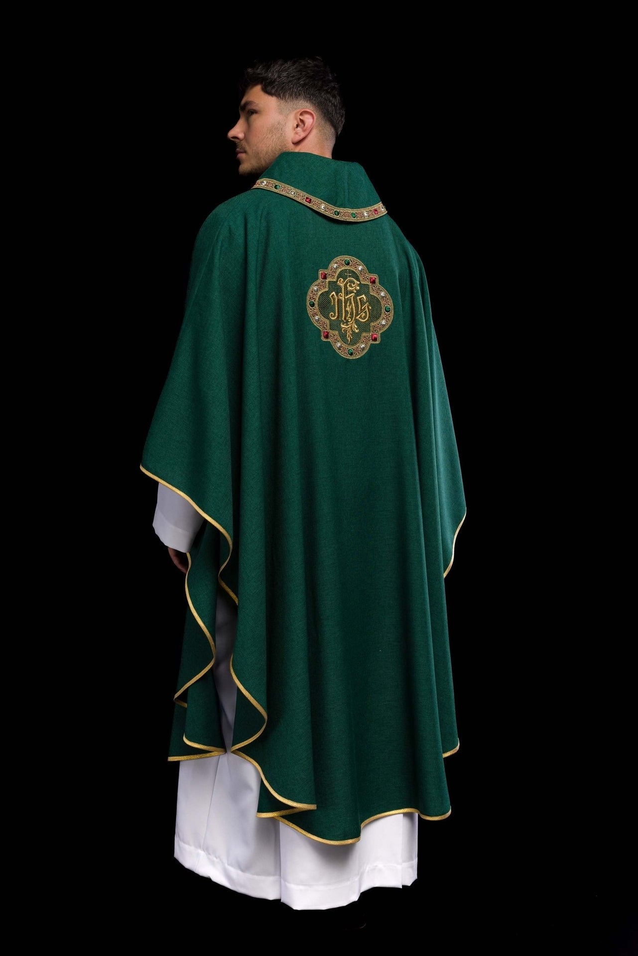 Ornat z bogato haftowanym pasem i lamówką wokół haft IHS I kołnierza w kolorze zielonym