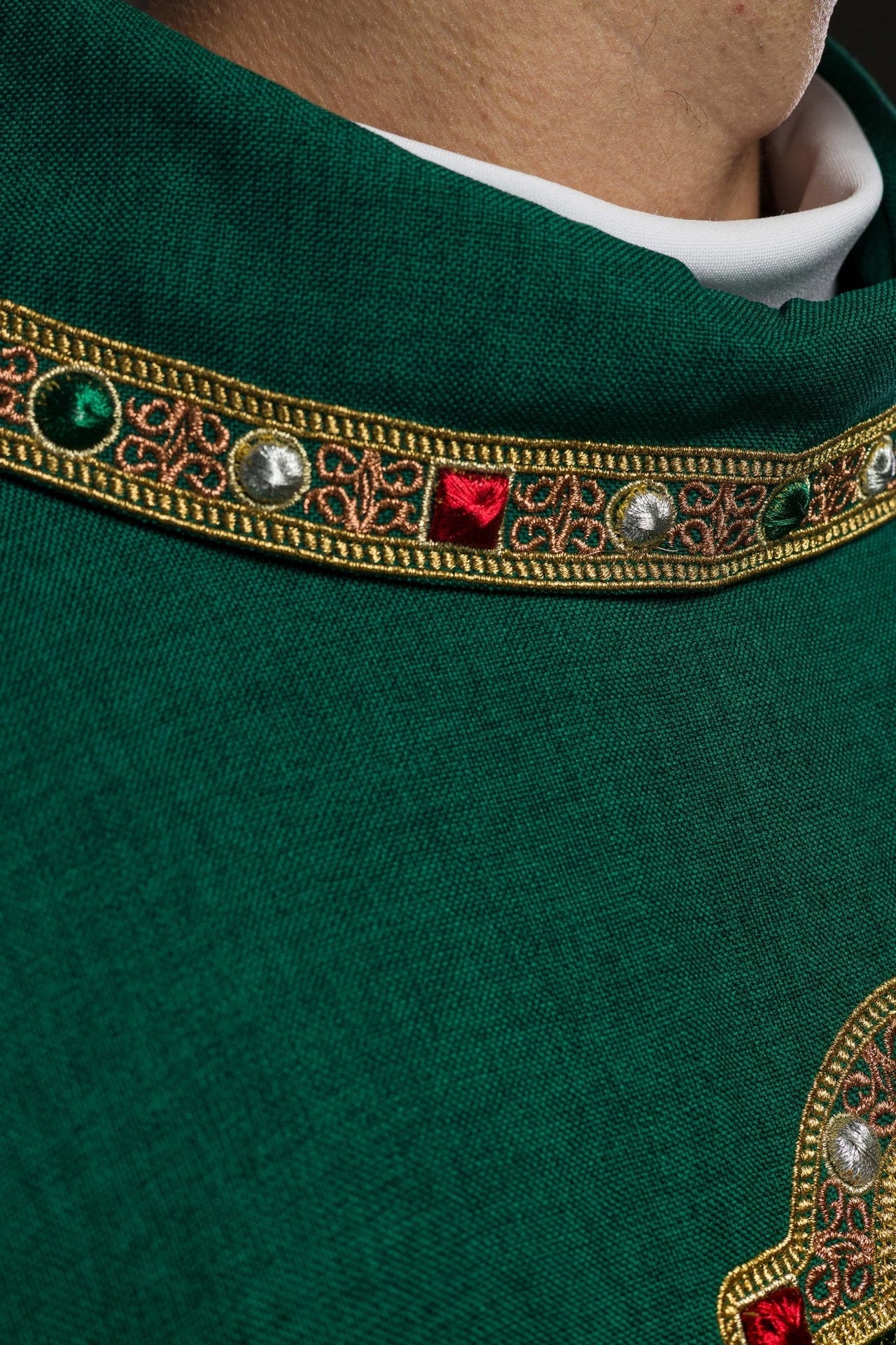 Ornat z bogato haftowanym pasem i lamówką wokół haft IHS I kołnierza w kolorze zielonym