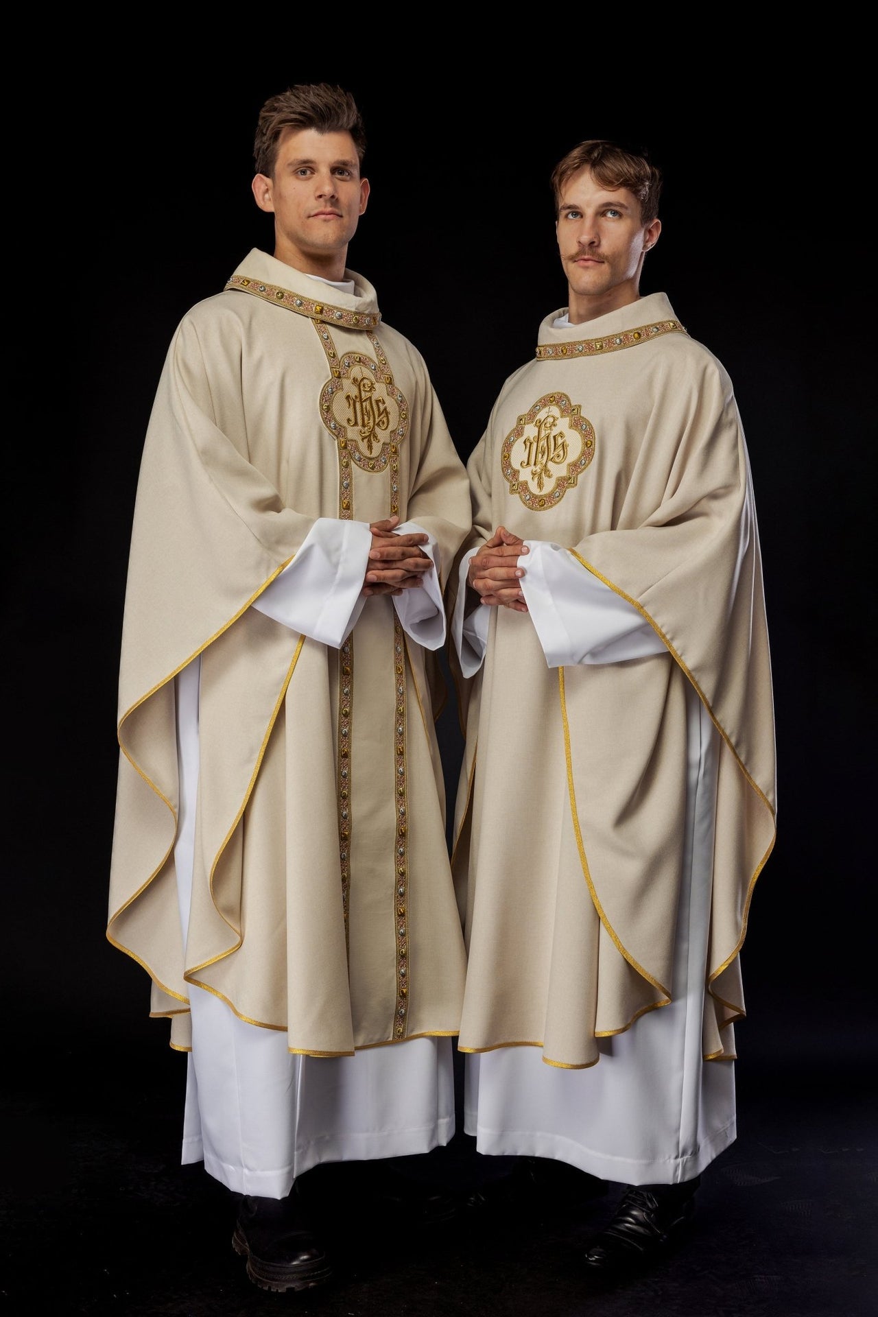 Ornat z bogato haftowanym pasem i lamówką wokół haftu IHS i kołnierza w kolorze ecru