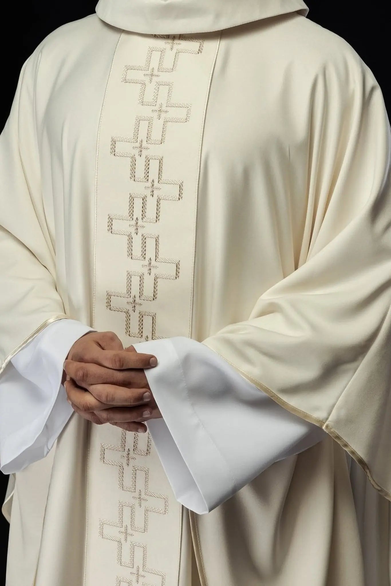 Chasuble with richly embroidered belt in ecru cross embroidery