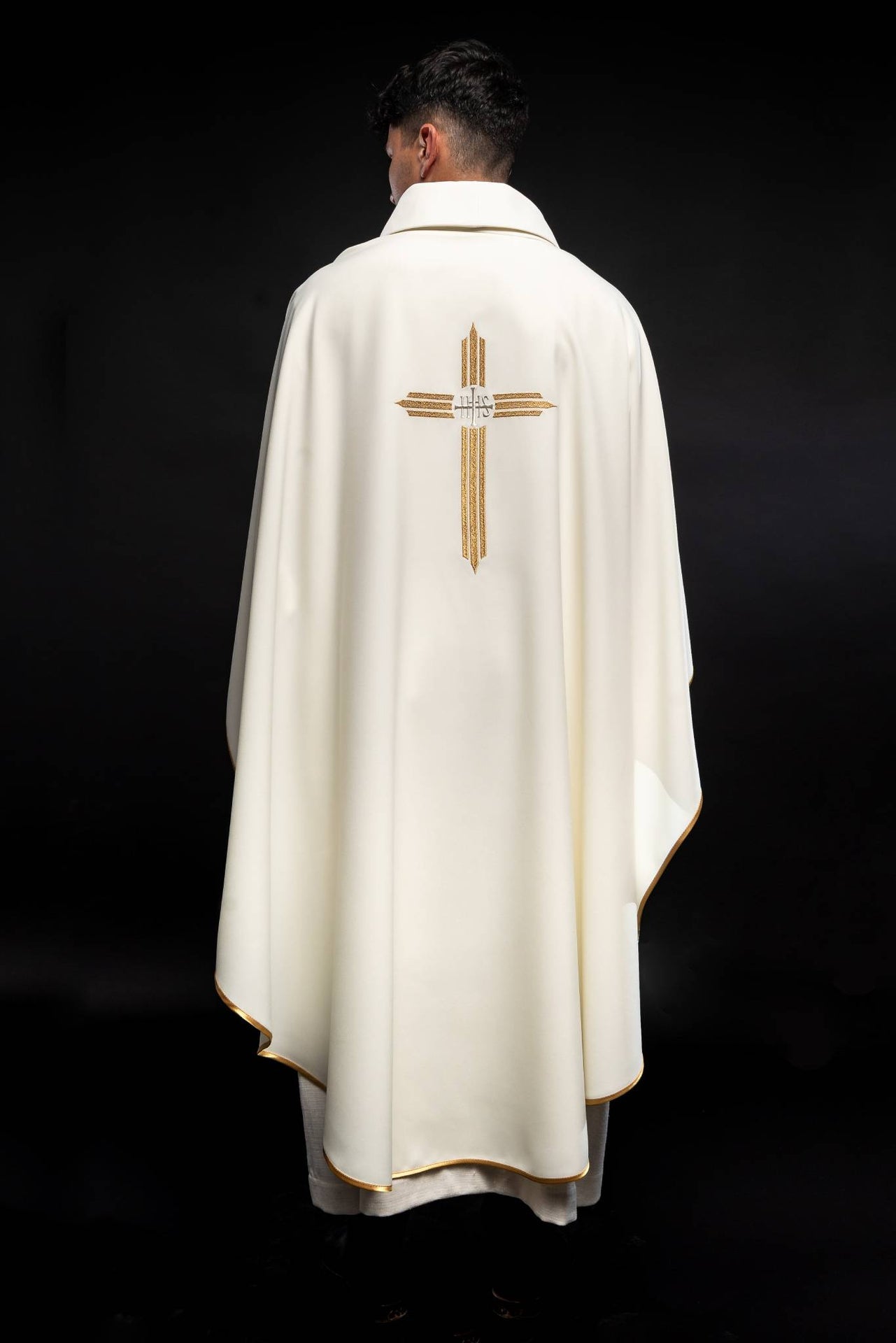 Ornat z haftem Krzyża i IHS w kolorze ecru