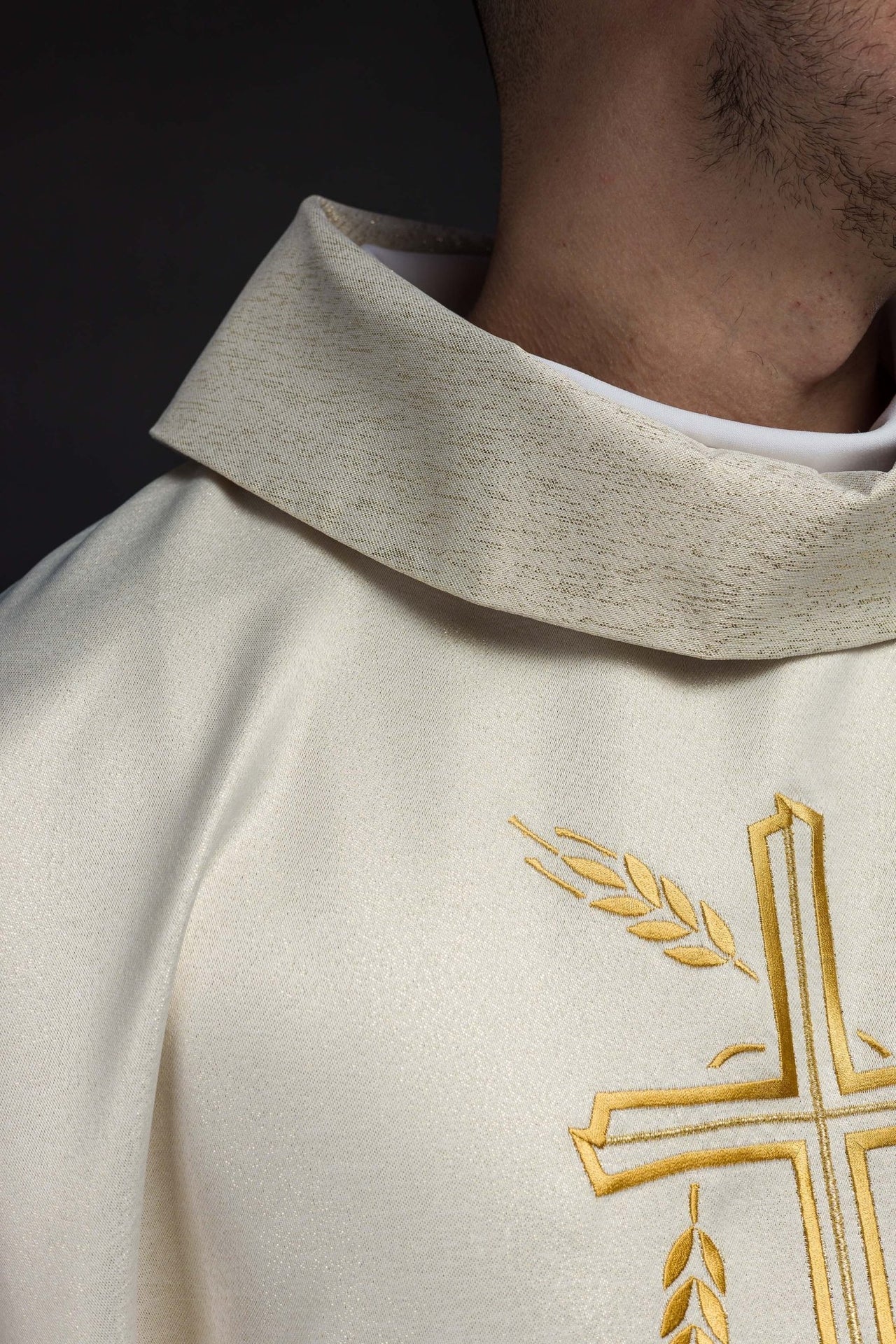 Ornat z motywem krzyża i kłosa w kolorze ecru