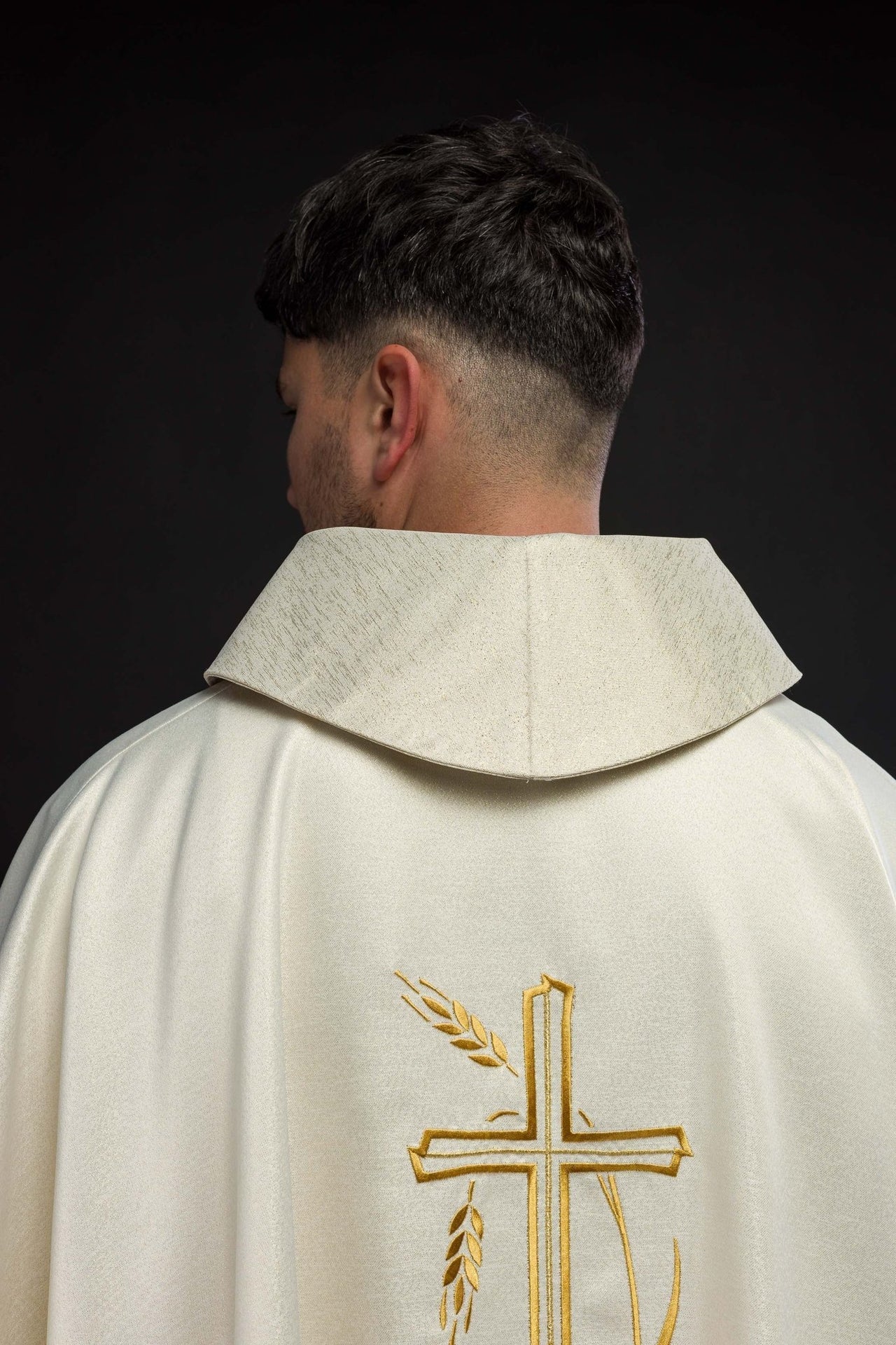 Ornat z motywem krzyża i kłosa w kolorze ecru