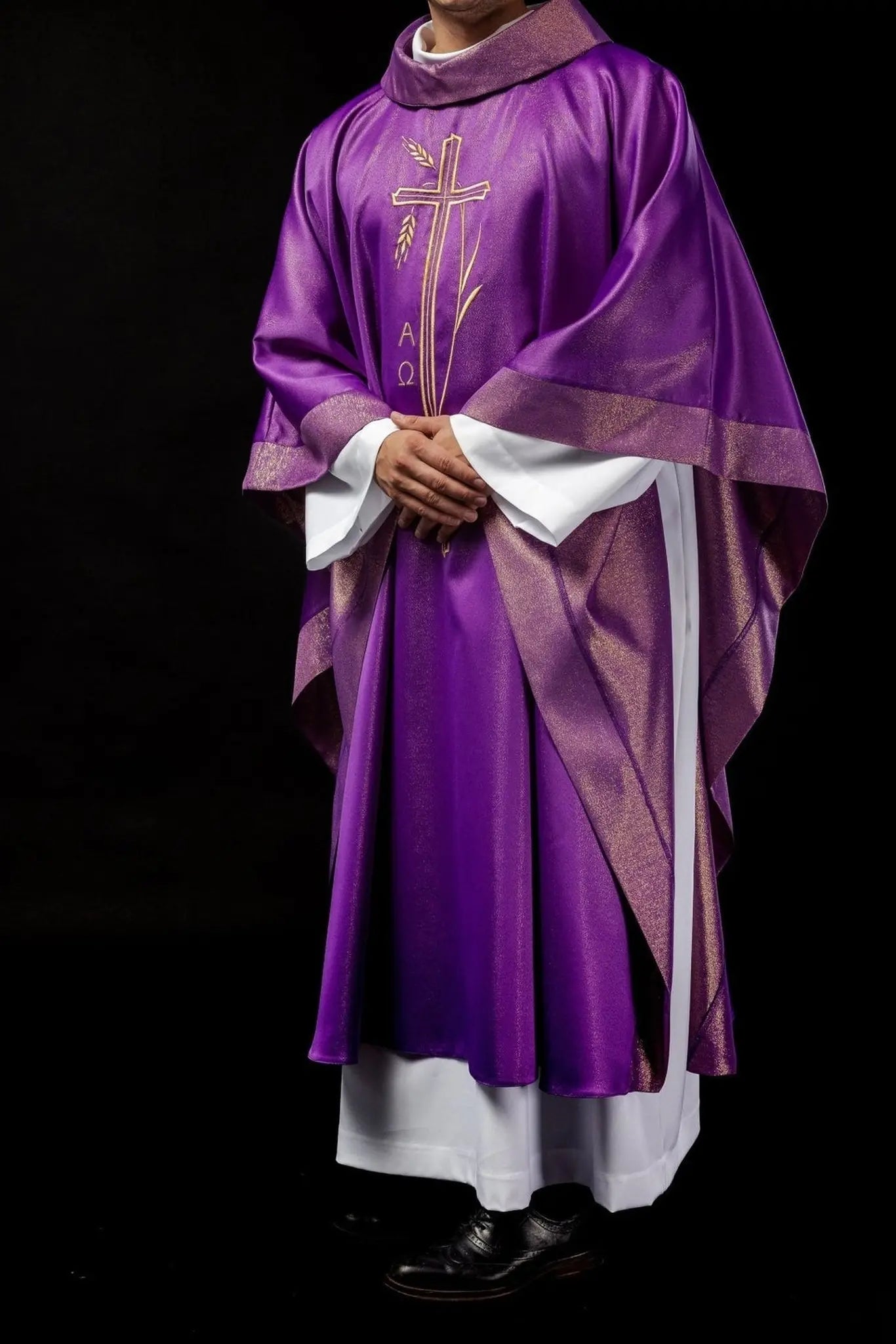Chasuble with cross and ear motif in purple color
