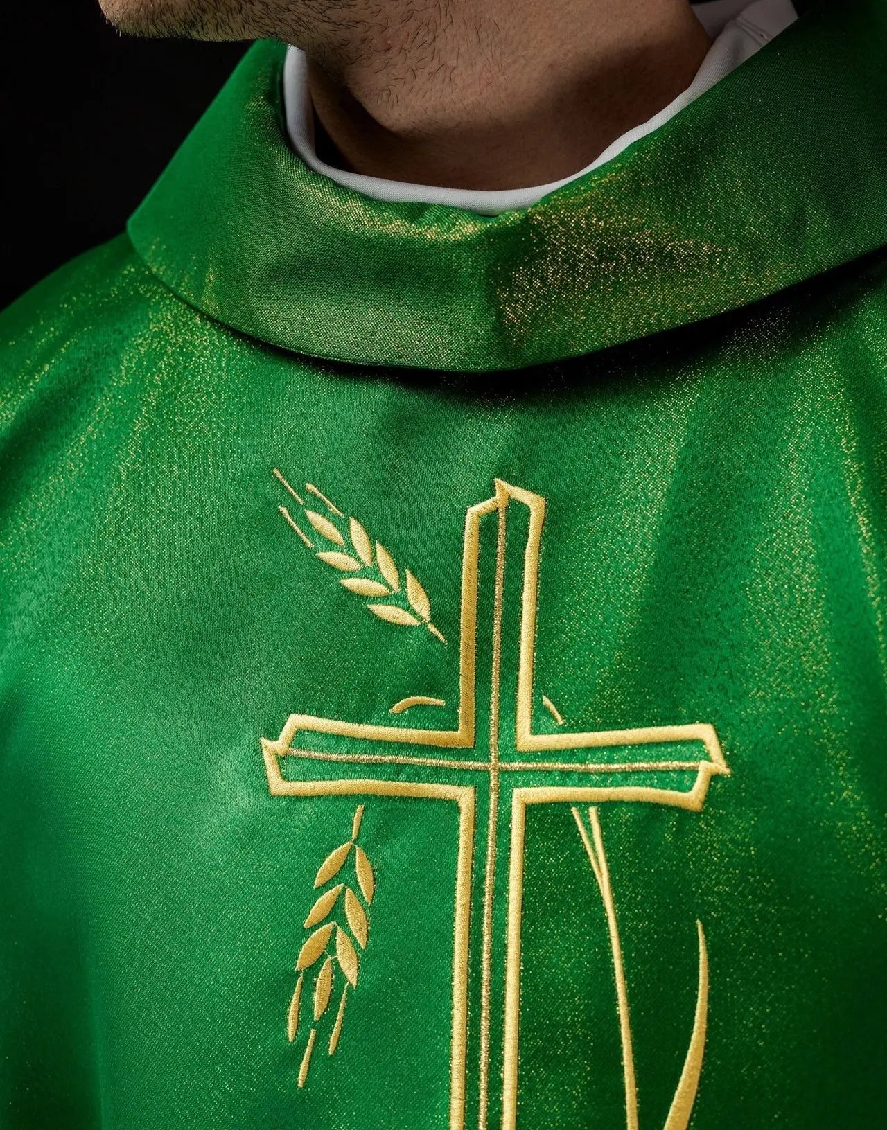 Chasuble with cross and ear motif in green color