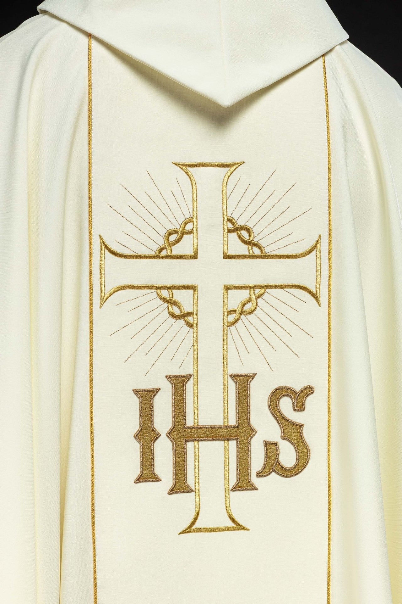 Ornat z zdobionym pasem IHS winogrona i kłosy oraz złotą lamówką