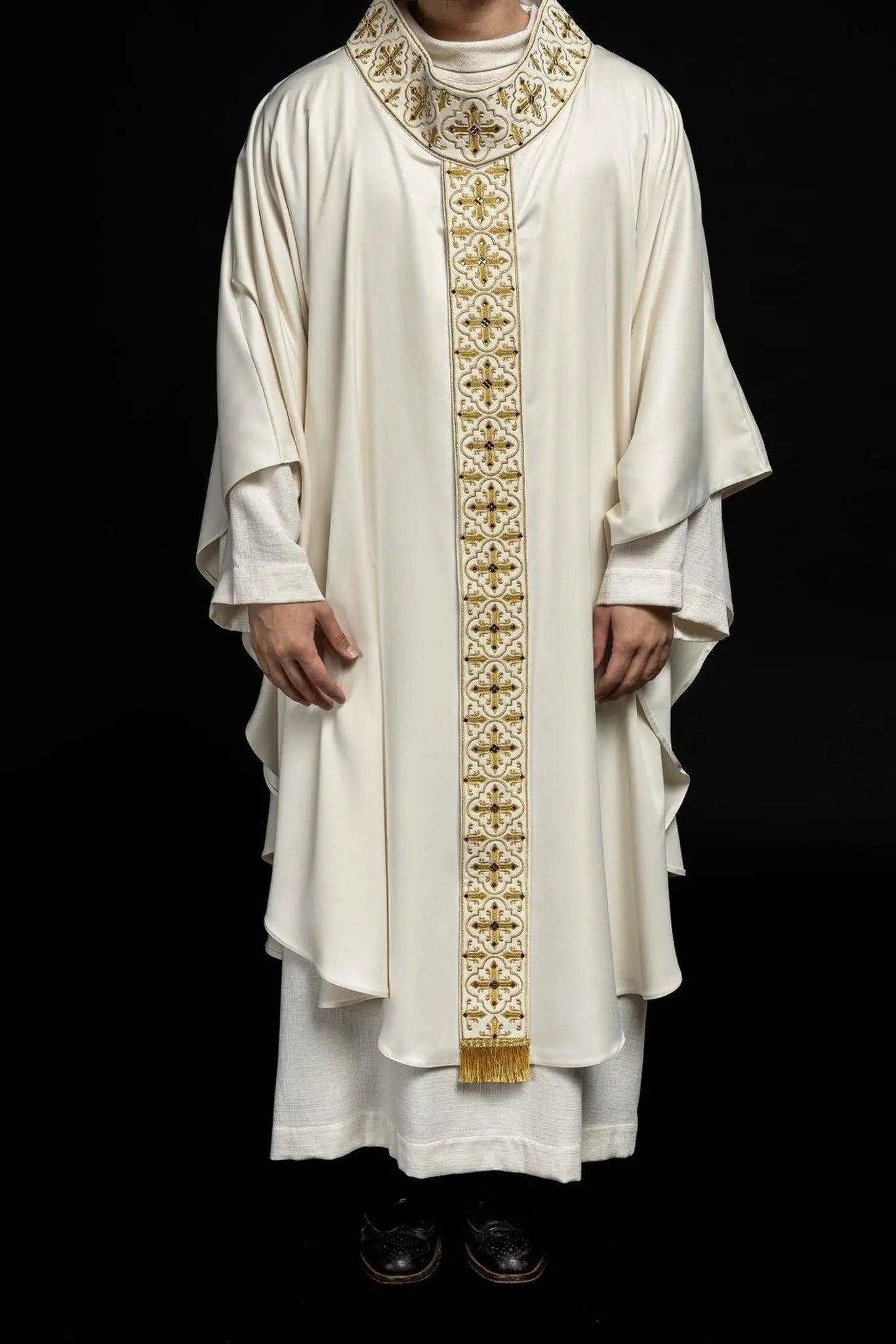 Chasuble decorated with 500 stones with a narrow band in ecru