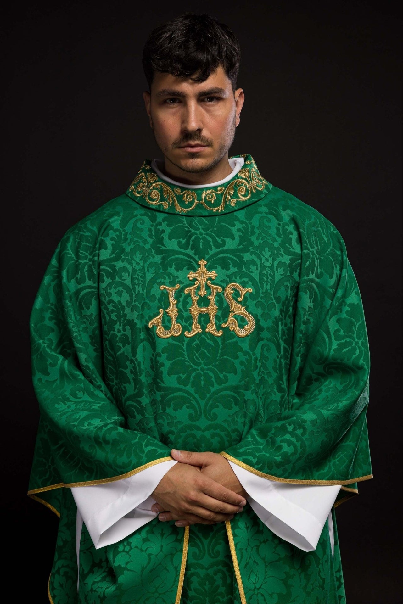 Ornat zielony z motywem IHS i bogato haftowanym kołnierzem na ozdobnej tkaninie