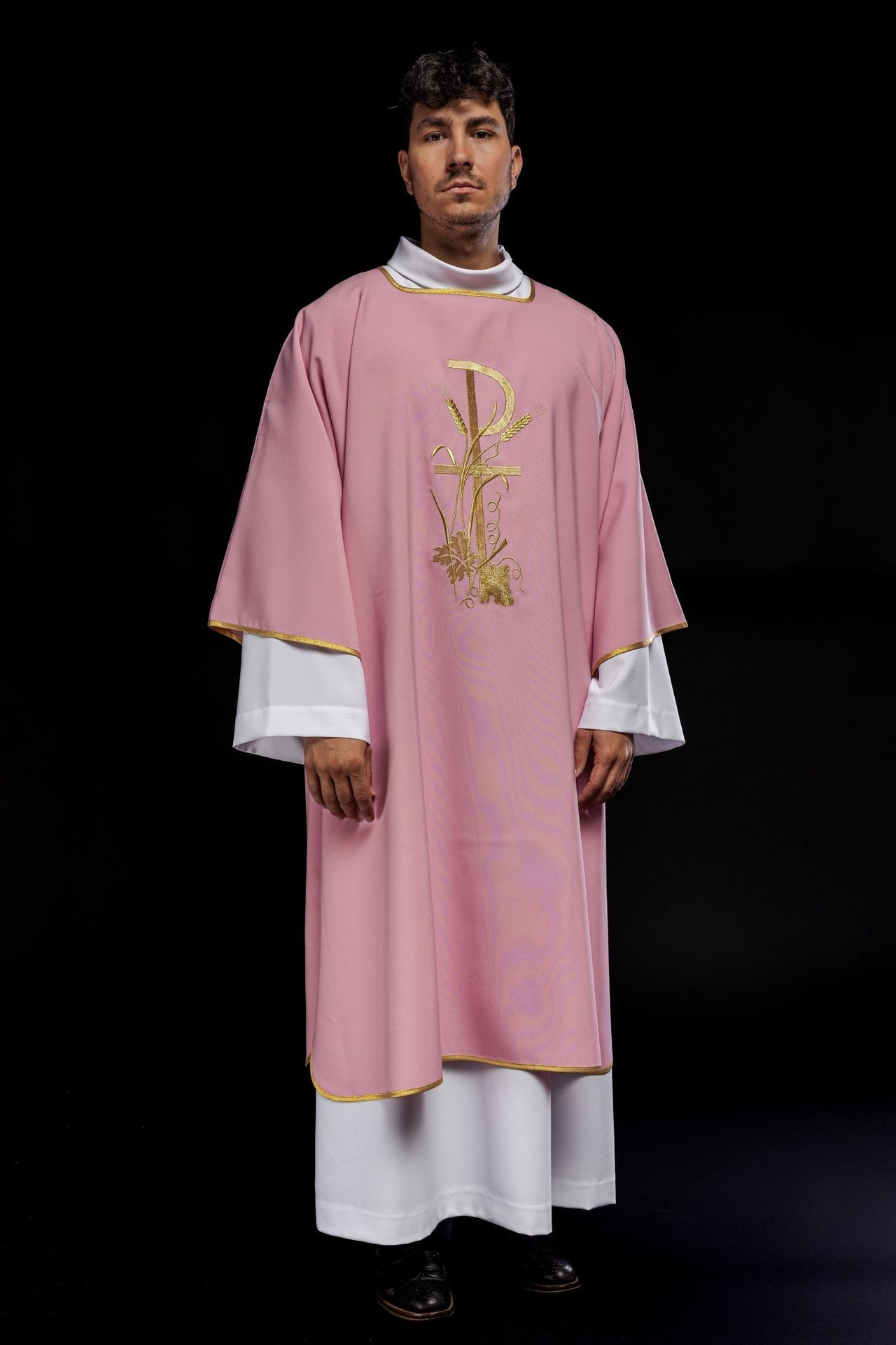 Różowa dalmatyka z złotym haftem krzyża Pax