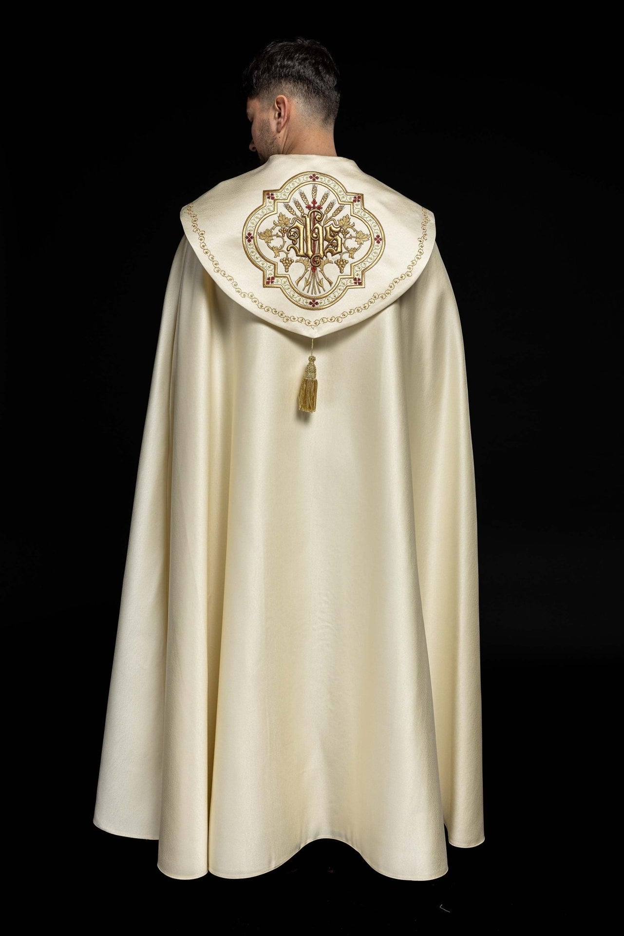 Satynowa kapa liturgiczna ecru z haftowanym złotym IHS