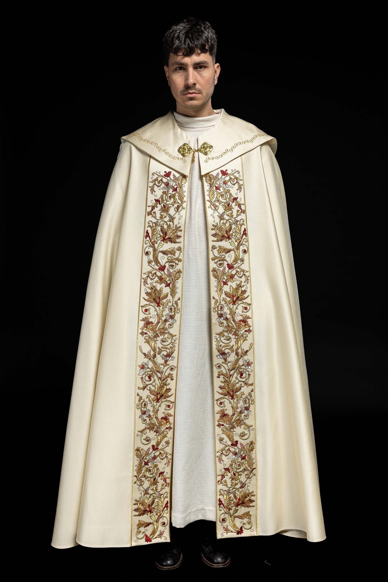 Satynowa kapa liturgiczna ecru z haftowanym złotym IHS