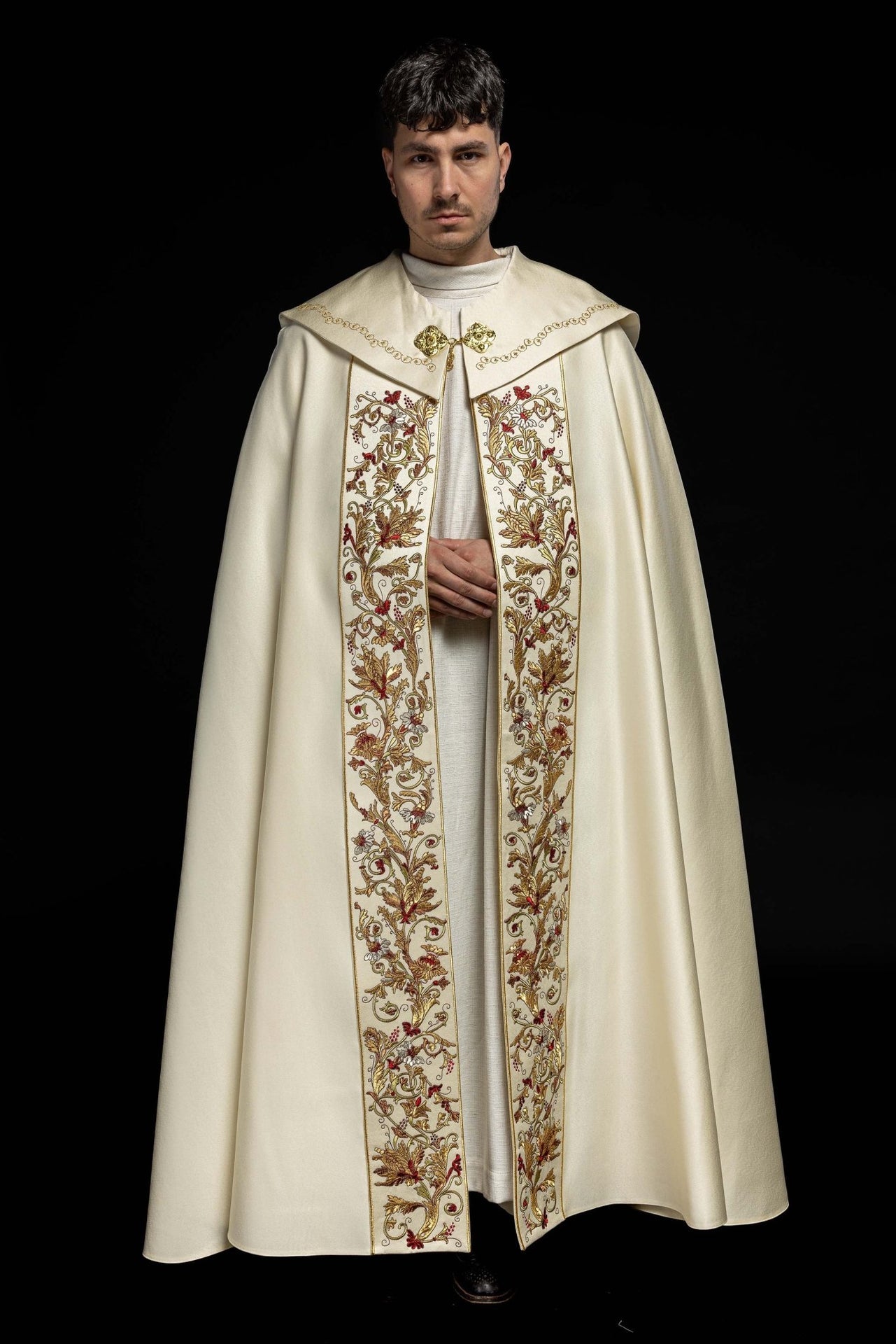 Satynowa kapa liturgiczna ecru z haftowanym złotym IHS