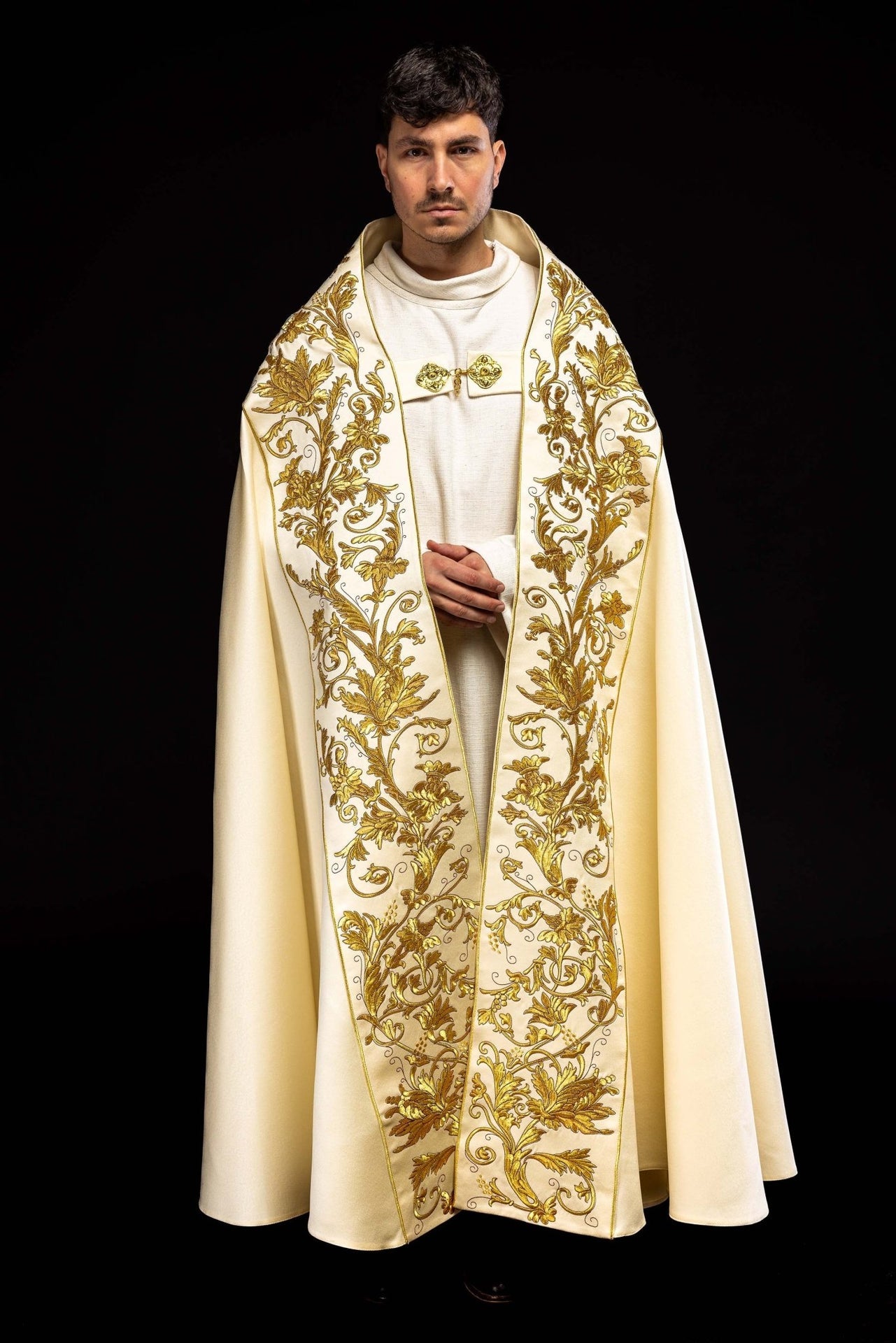 Satynowa kapa rzymska ecru z haftowanym Kielichem Eucharystycznym