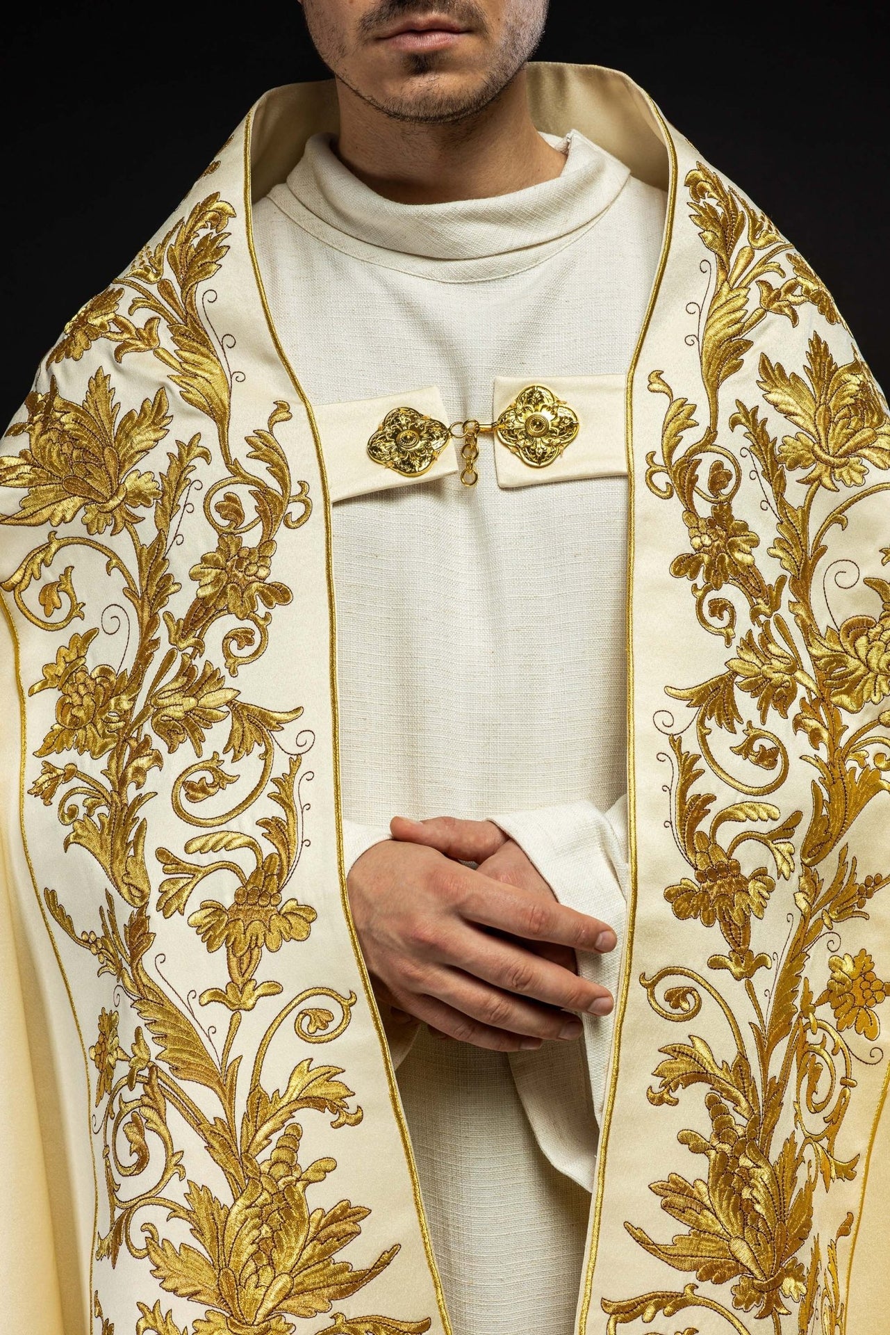 Satynowa kapa rzymska ecru z haftowanym Kielichem Eucharystycznym