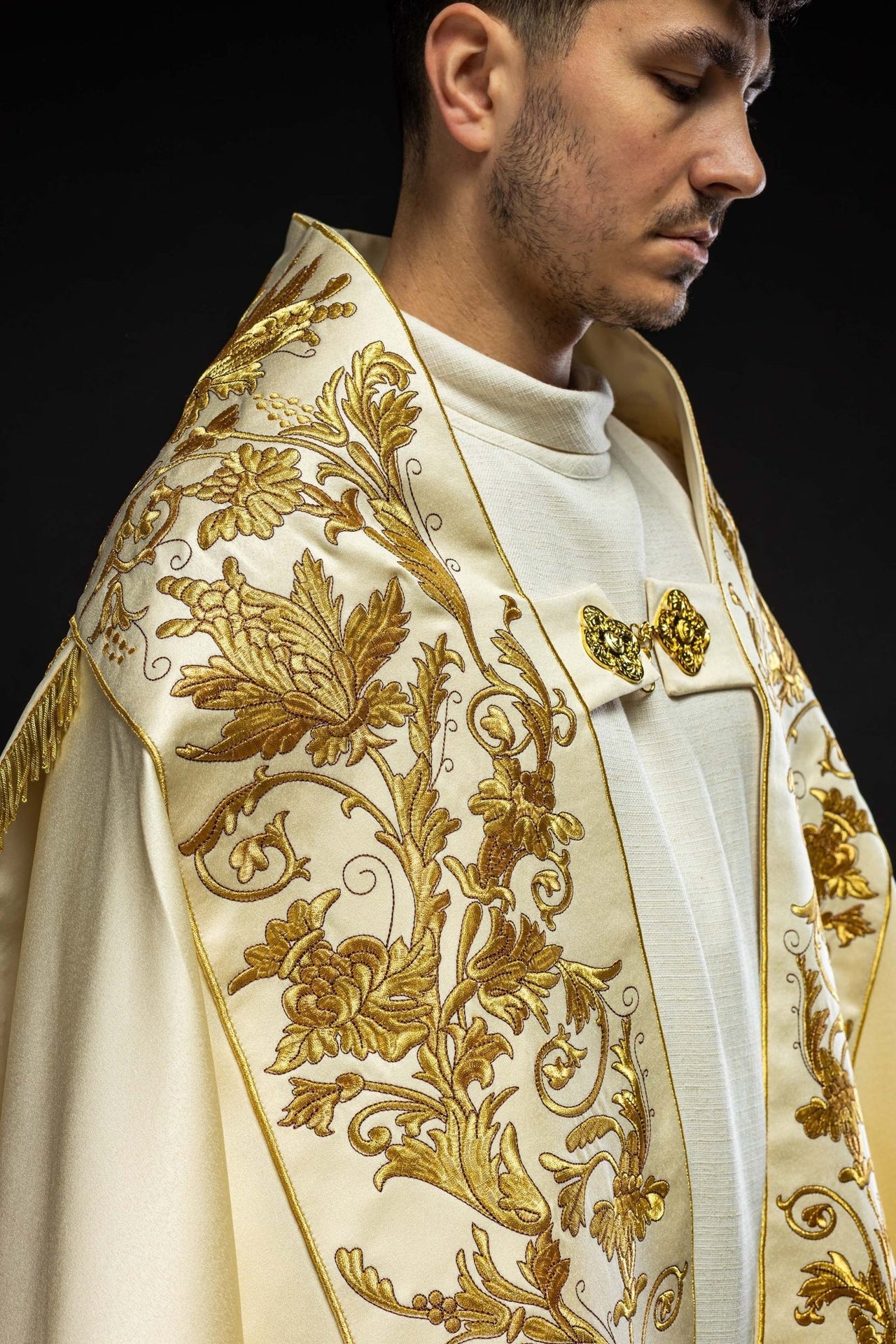 Satynowa kapa rzymska ecru z haftowanym Kielichem Eucharystycznym