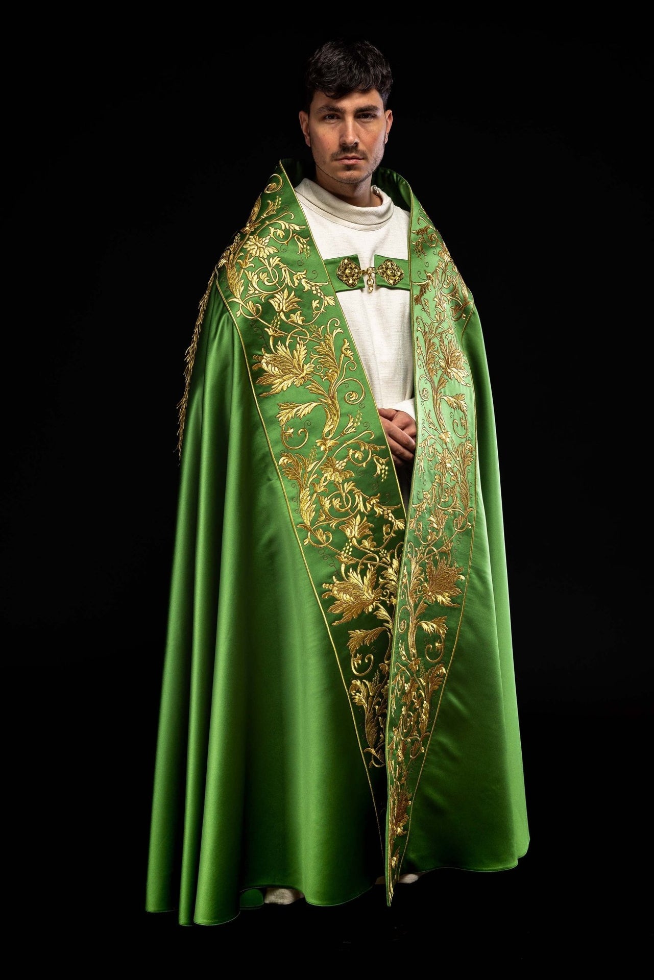 Satynowa kapa rzymska zielona z haftowanym sercem Pana Jezusa