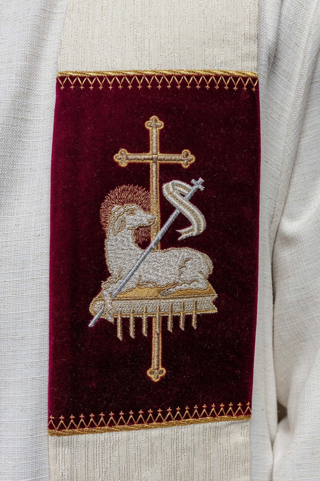 Stuła z haftowanym Barankiem Bożym i symbolem JHS