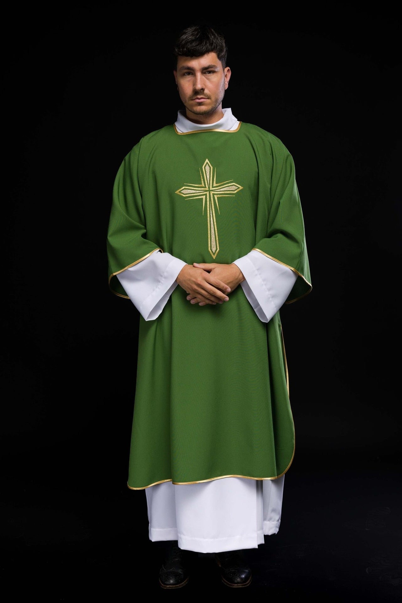 Zielona Dalmatyka z haftowanym złotym krzyżem