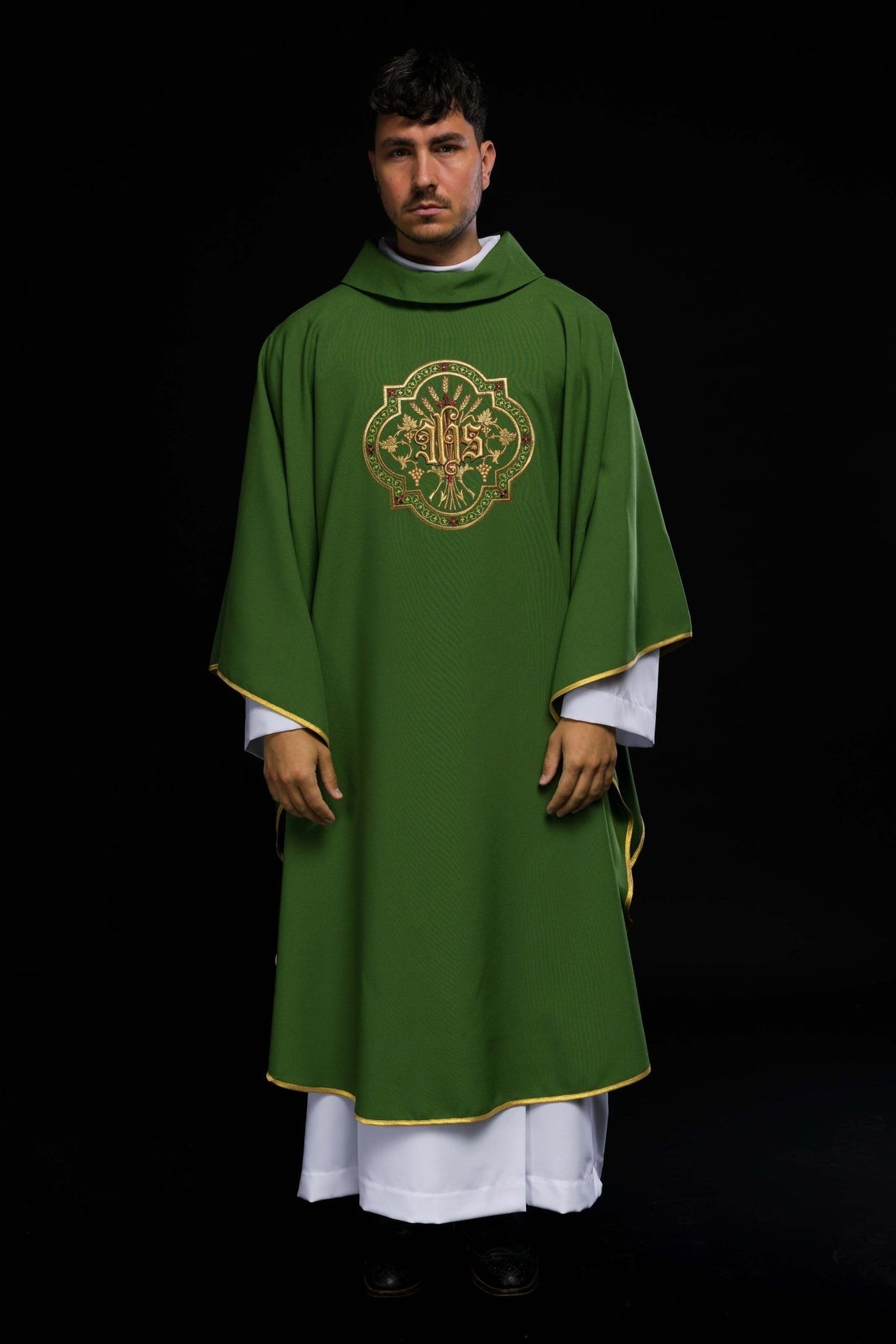 Zielony ornat z haftem IHS i PAX