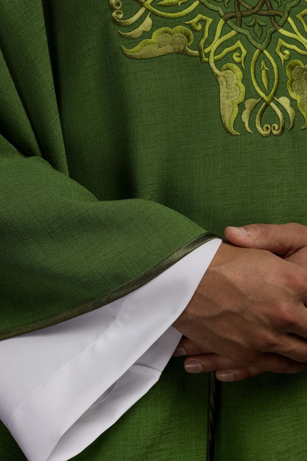 Zielony ornat z haftem Krzyża