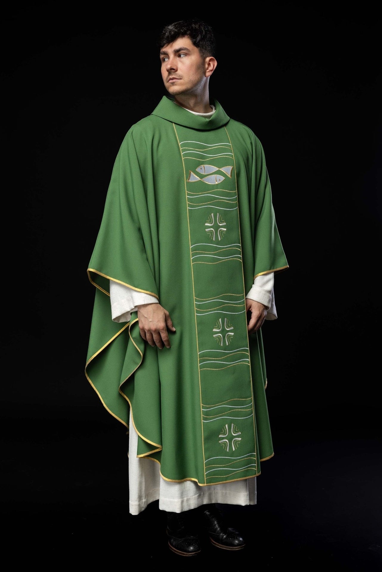 Zielony ornat z haftem krzyża i ryb