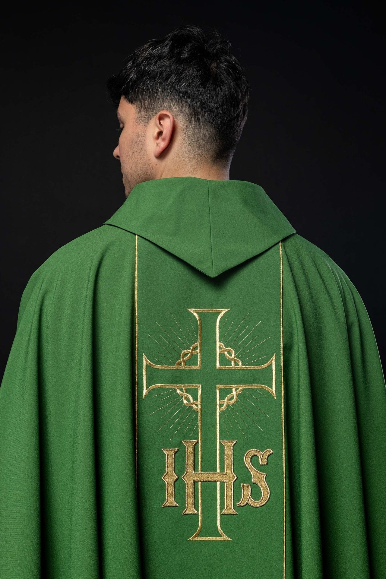 Zielony ornat z zdobionym złotym pasem w IHS i kłosy