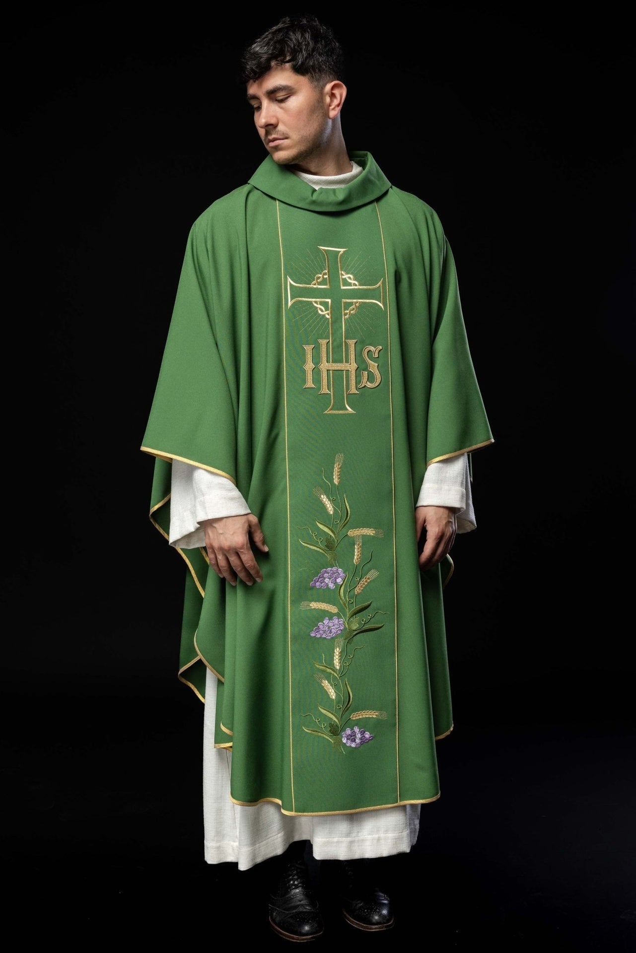 Zielony ornat z zdobionym złotym pasem w IHS i kłosy