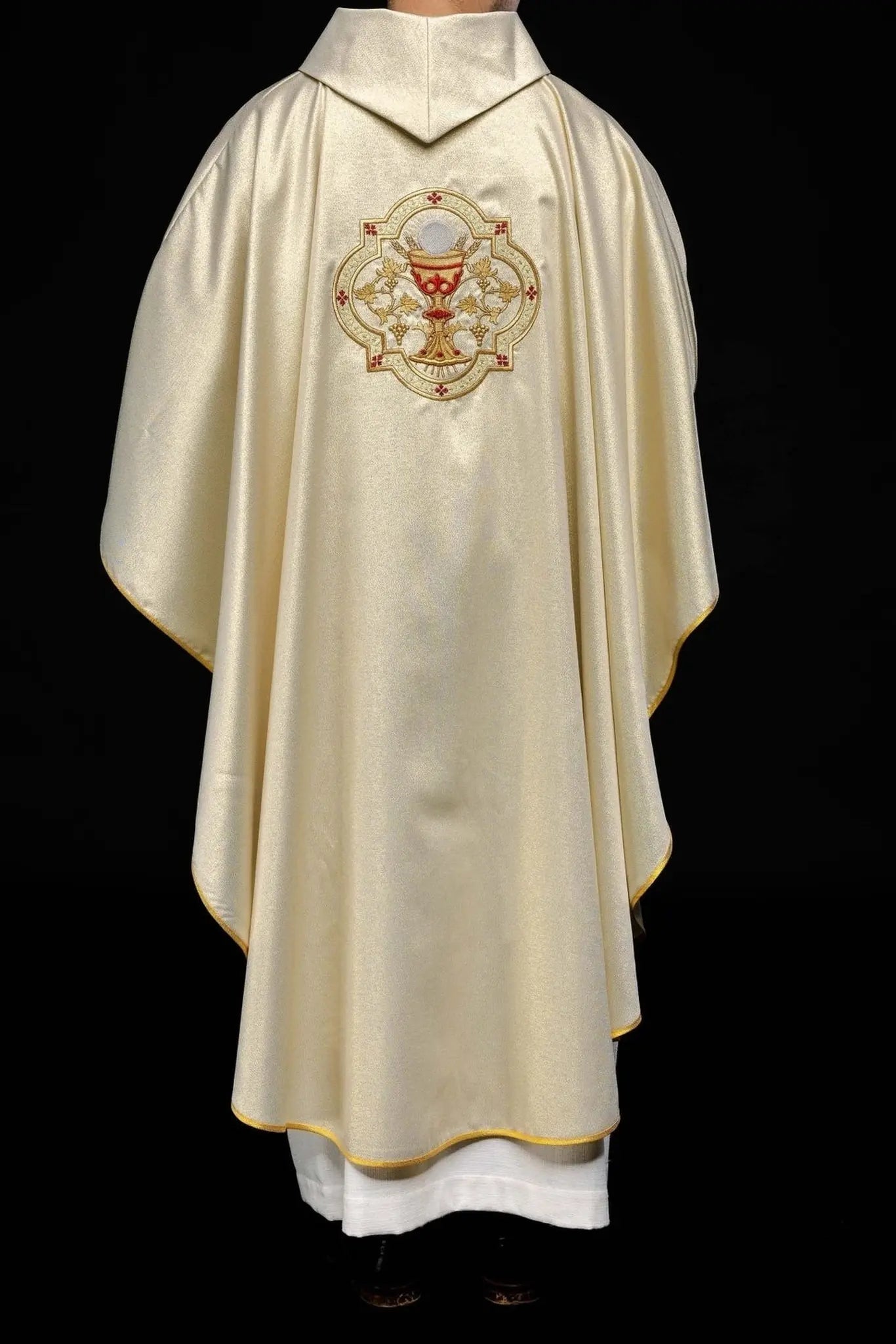 Gold chasuble embroidered with the motif of the Heart of Jesus and the Chalice