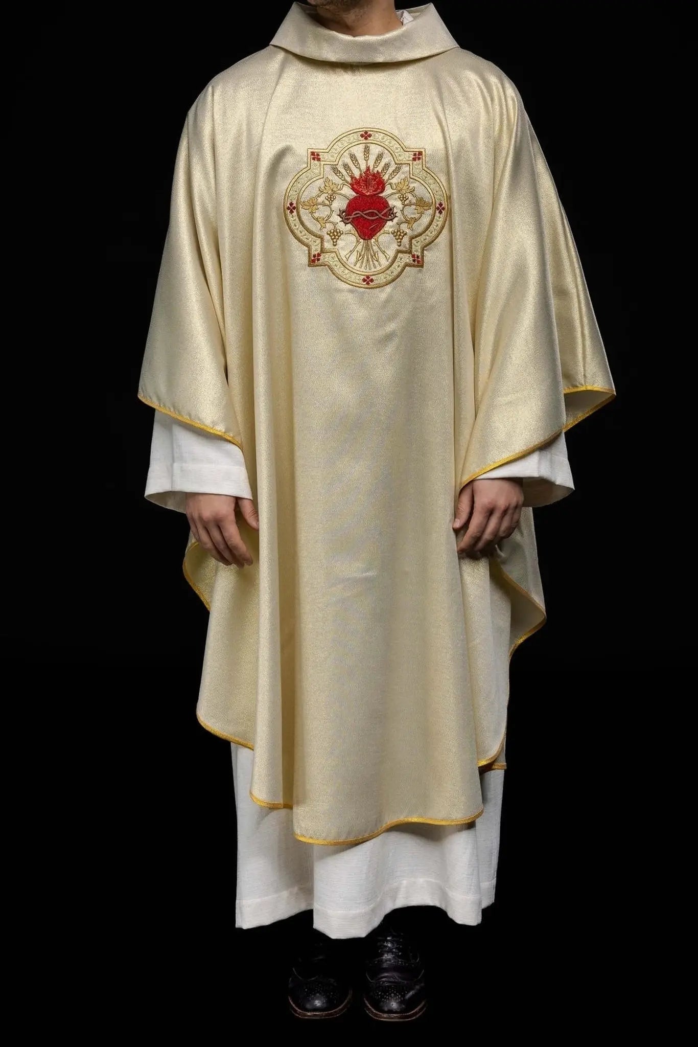 Gold chasuble embroidered with the motif of the Heart of Jesus and the Chalice