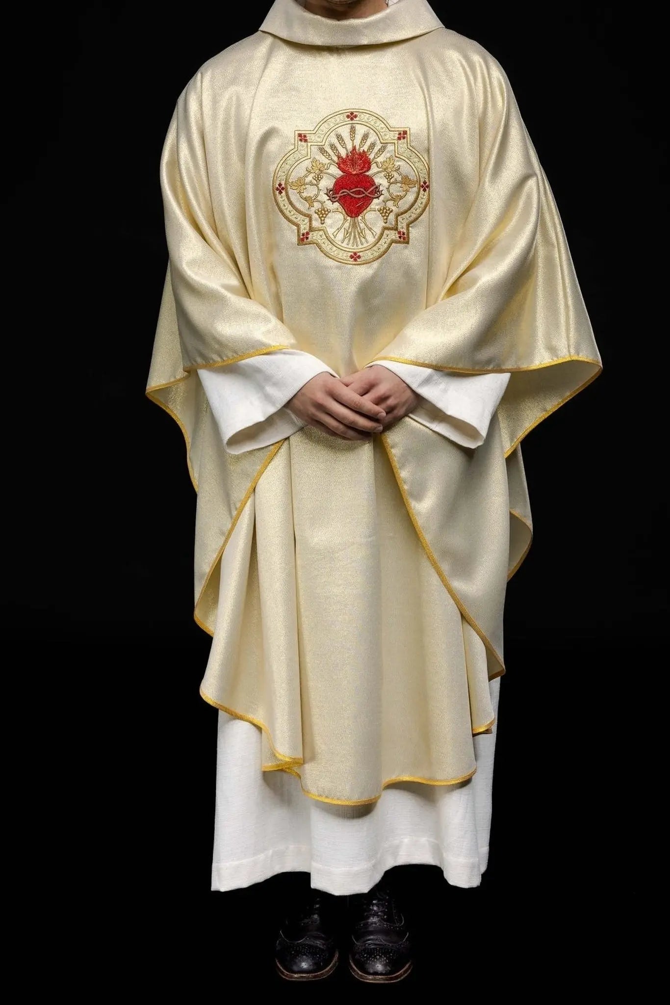 Gold chasuble embroidered with the motif of the Heart of Jesus and the Chalice