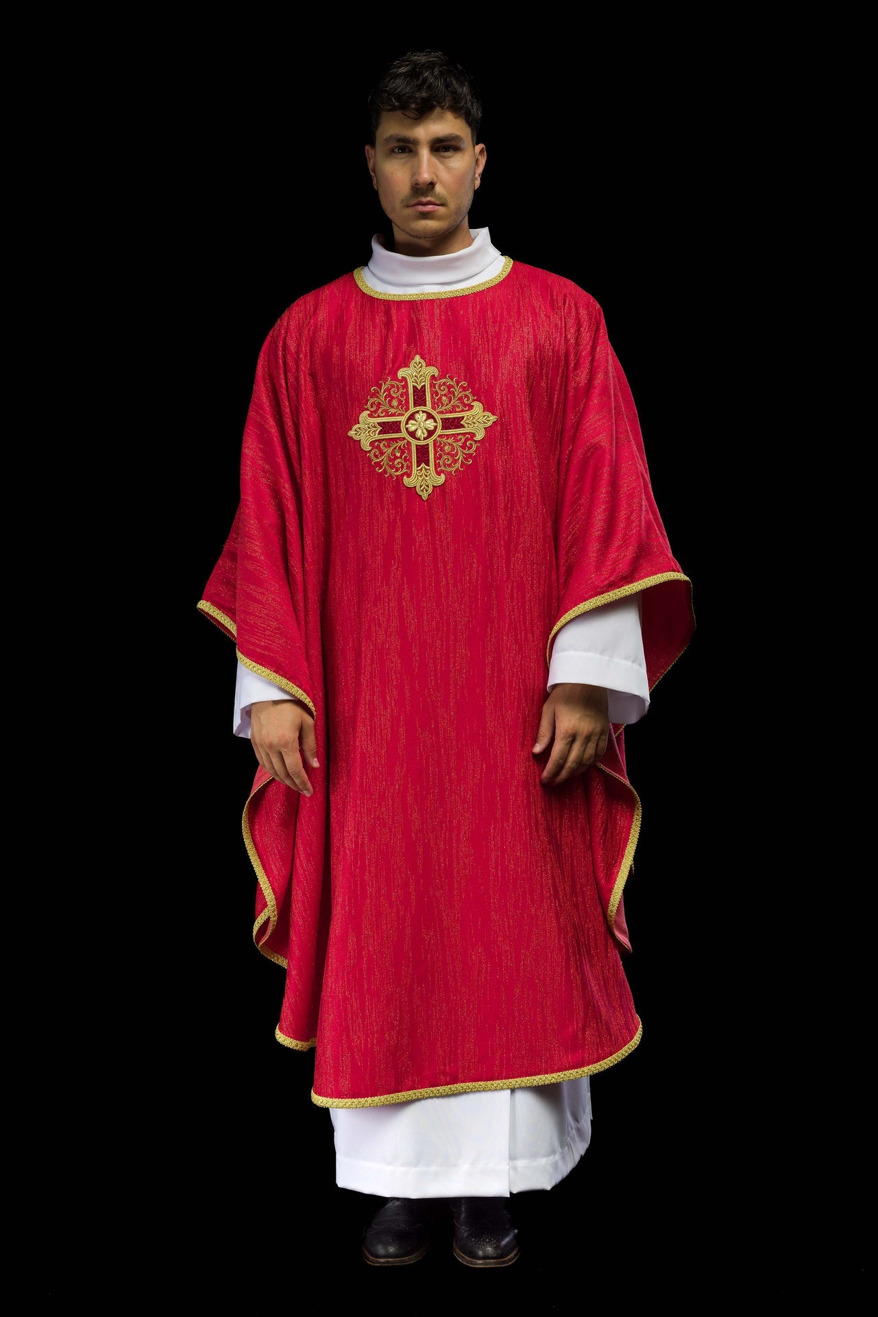 Czerwony ornat z haftowanym motywem krzyża na ozdobnej tkaninie - ORNATY.PL