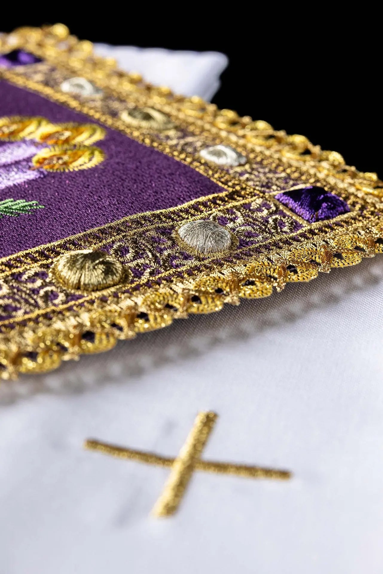 Embroidered Chalice Linen Set for Advent