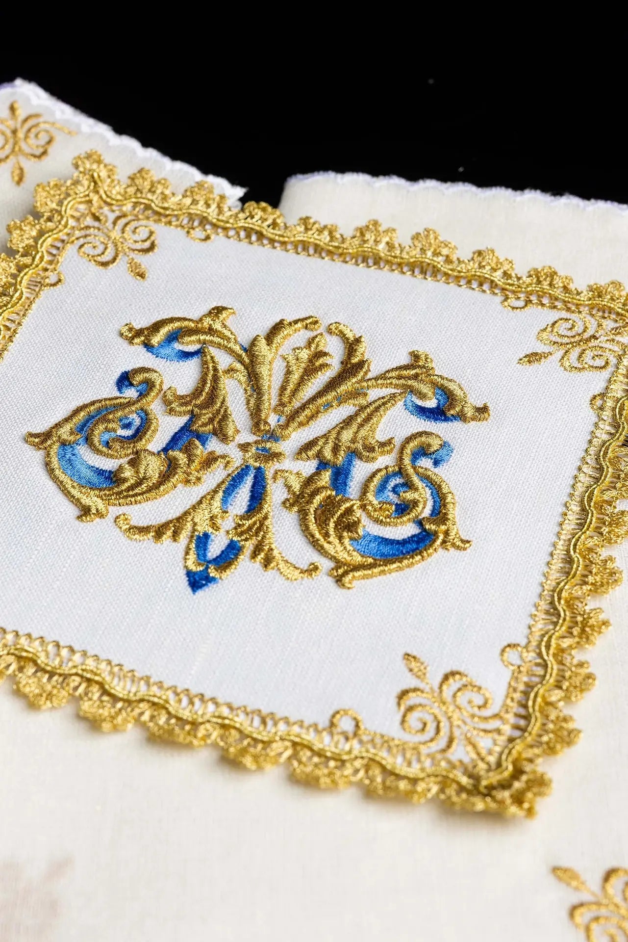 Embroidered chalice linen Golden Marian Symbol LEN