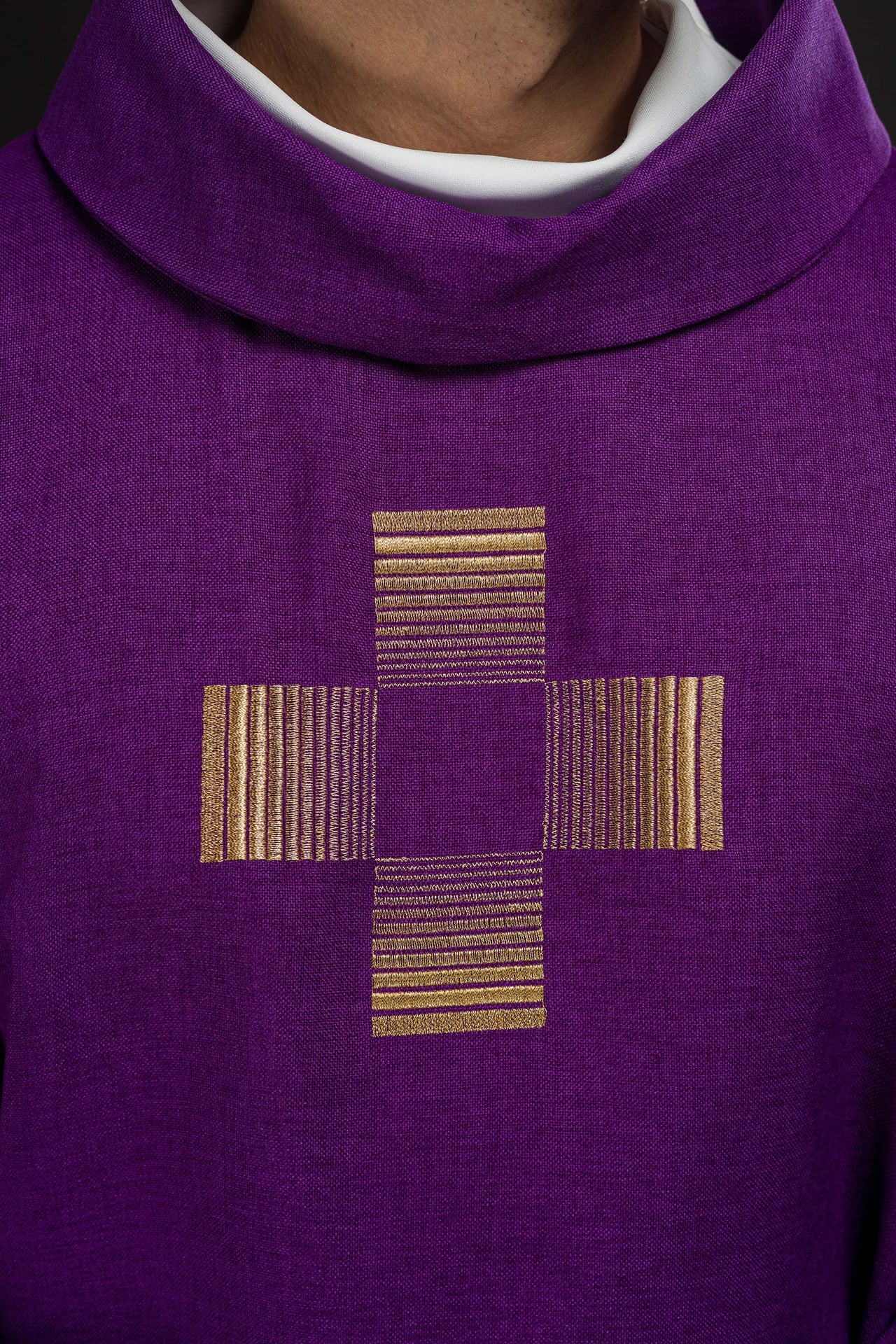 Ornat z haftowanymi Krzyżami w kolorze fioletowym - ORNATY.PL