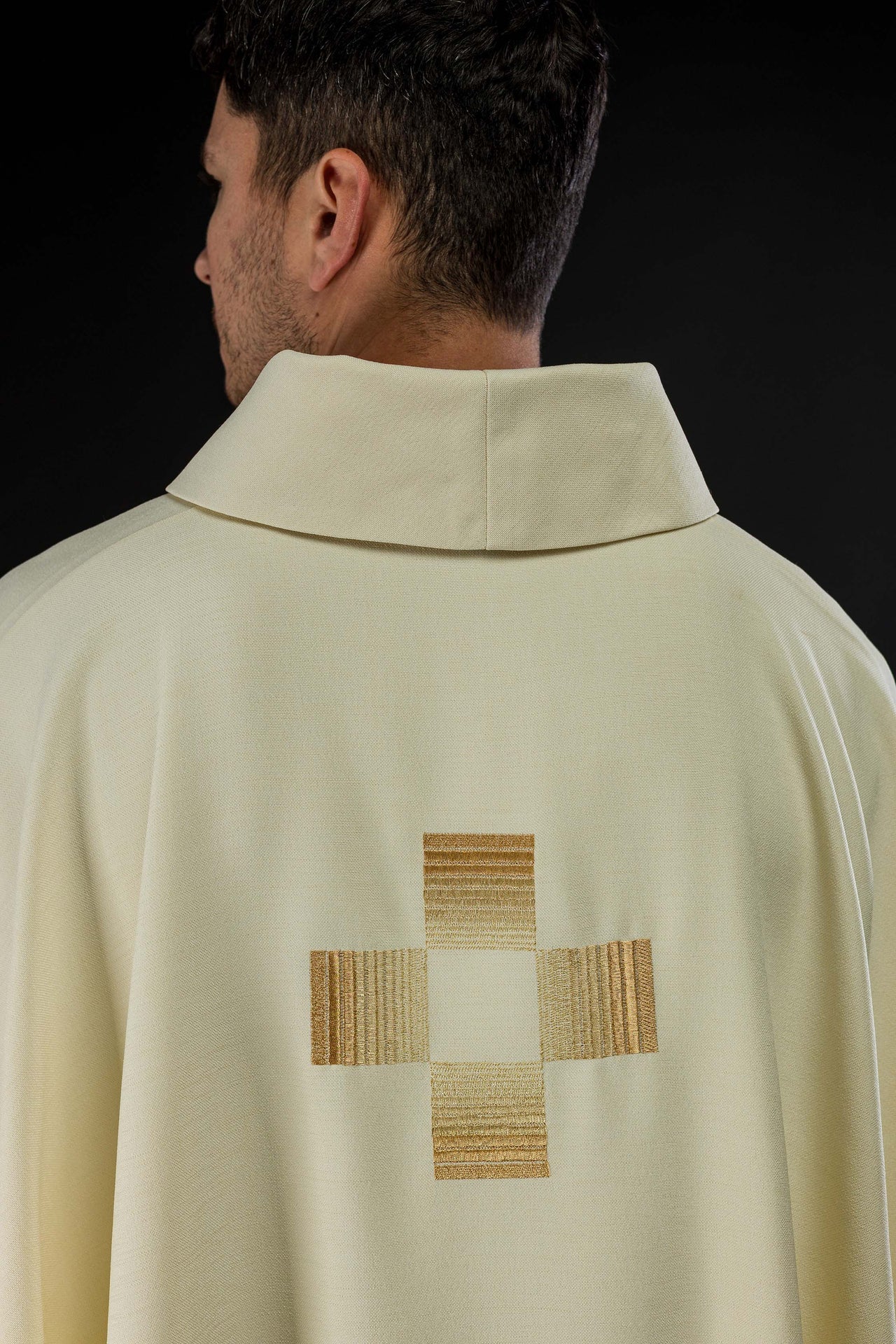 Ornat z haftowanymi złotymi krzyżami - ORNATY.PL