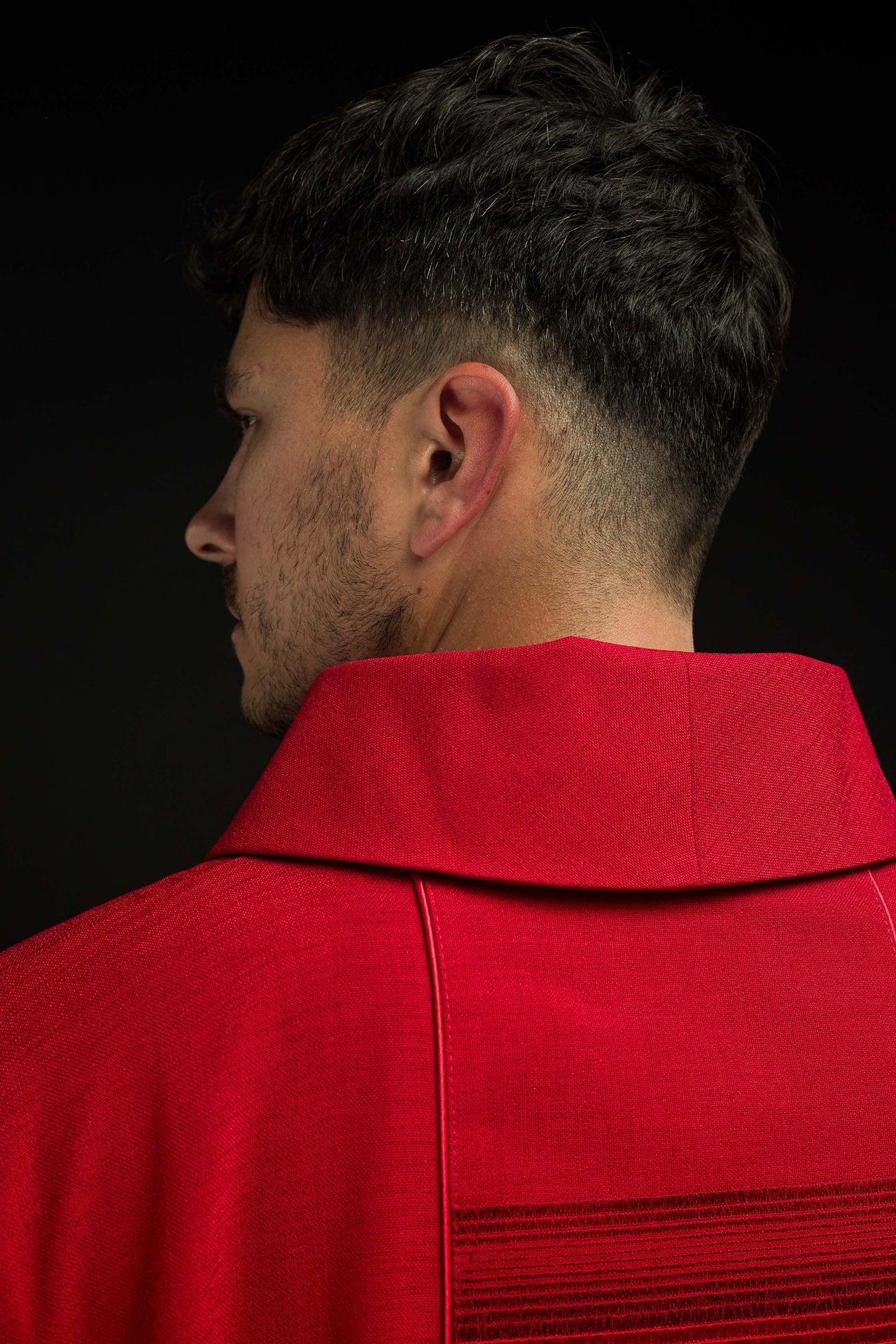 Ornat haftowany z Krzyżami w kolorze czerwonym - ORNATY.PL