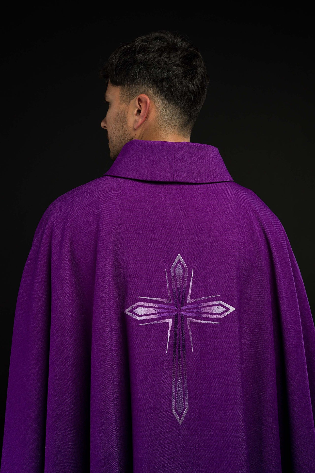 Ornat haftowany w kolorze fioletowym - ORNATY.PL